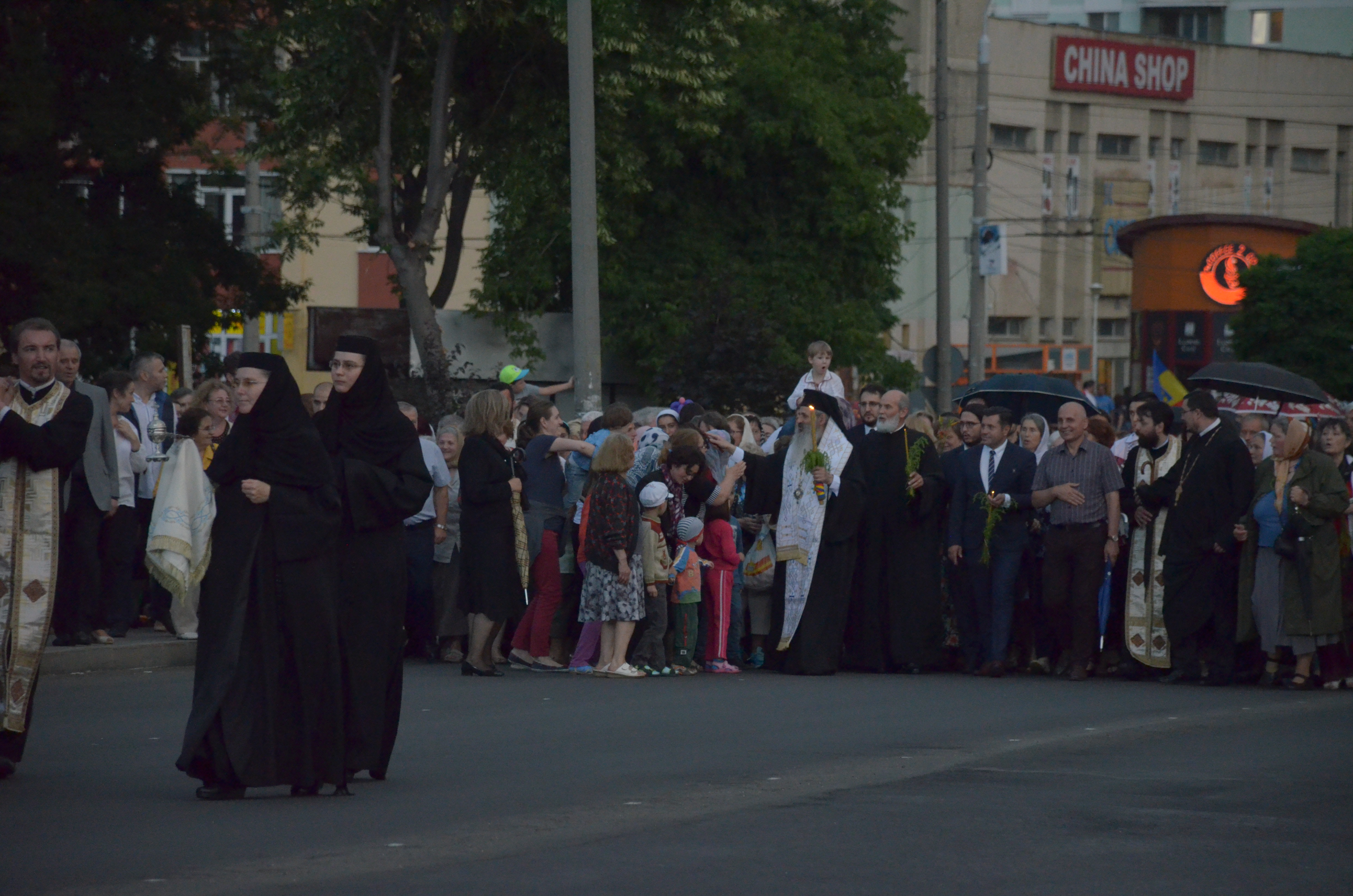 Procesiune cu sfinte moaște la Piatra Neamț, cu ocazia sărbătorii Nașterea Sfântului Ioan Botezătorul Procesiune cu sfinte moaște la Piatra Neamț, cu ocazia sărbătorii Nașterea Sfântului Ioan Botezătorul