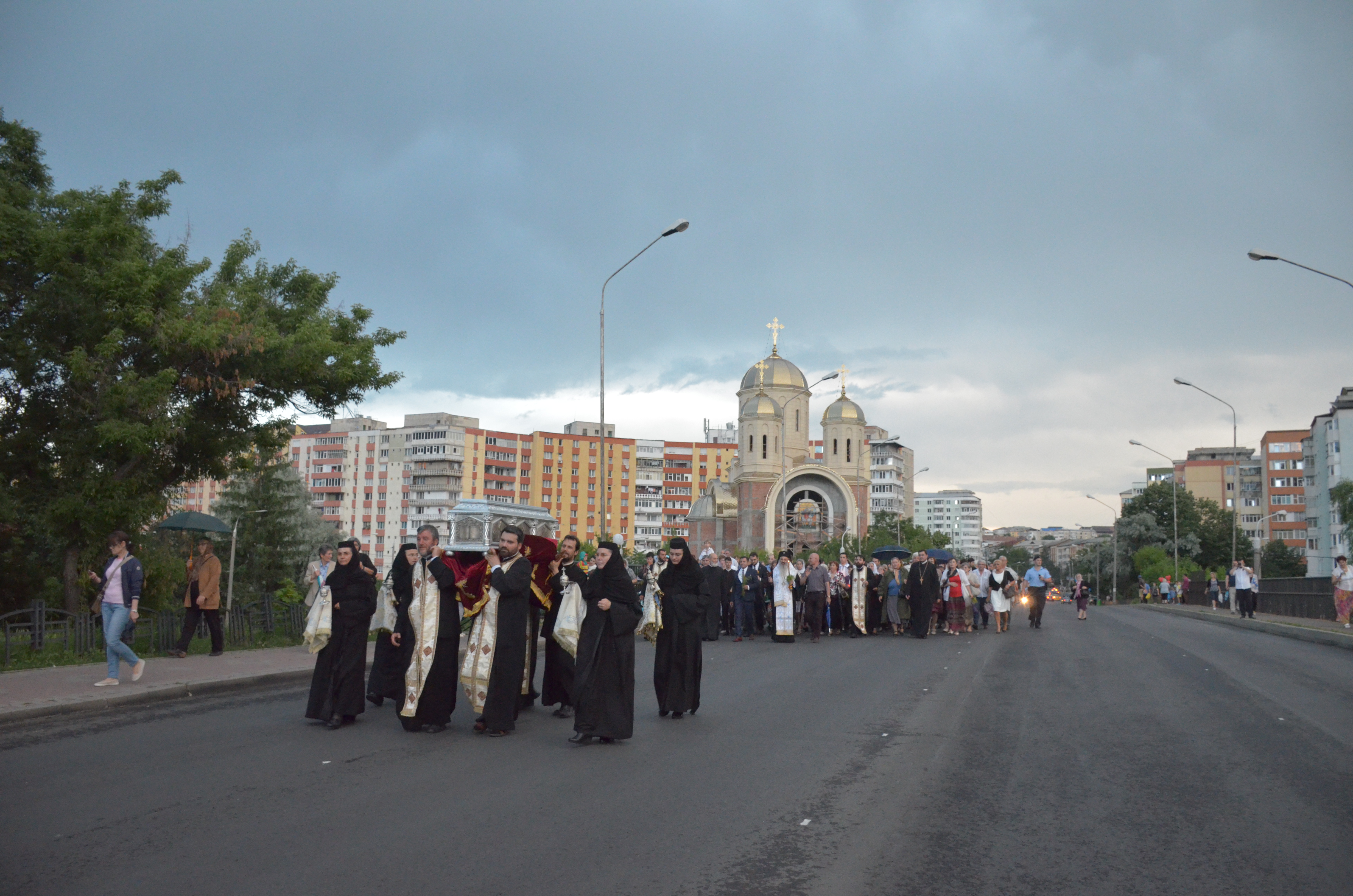 Procesiune cu sfinte moaște la Piatra Neamț, cu ocazia sărbătorii Nașterea Sfântului Ioan Botezătorul Procesiune cu sfinte moaște la Piatra Neamț, cu ocazia sărbătorii Nașterea Sfântului Ioan Botezătorul