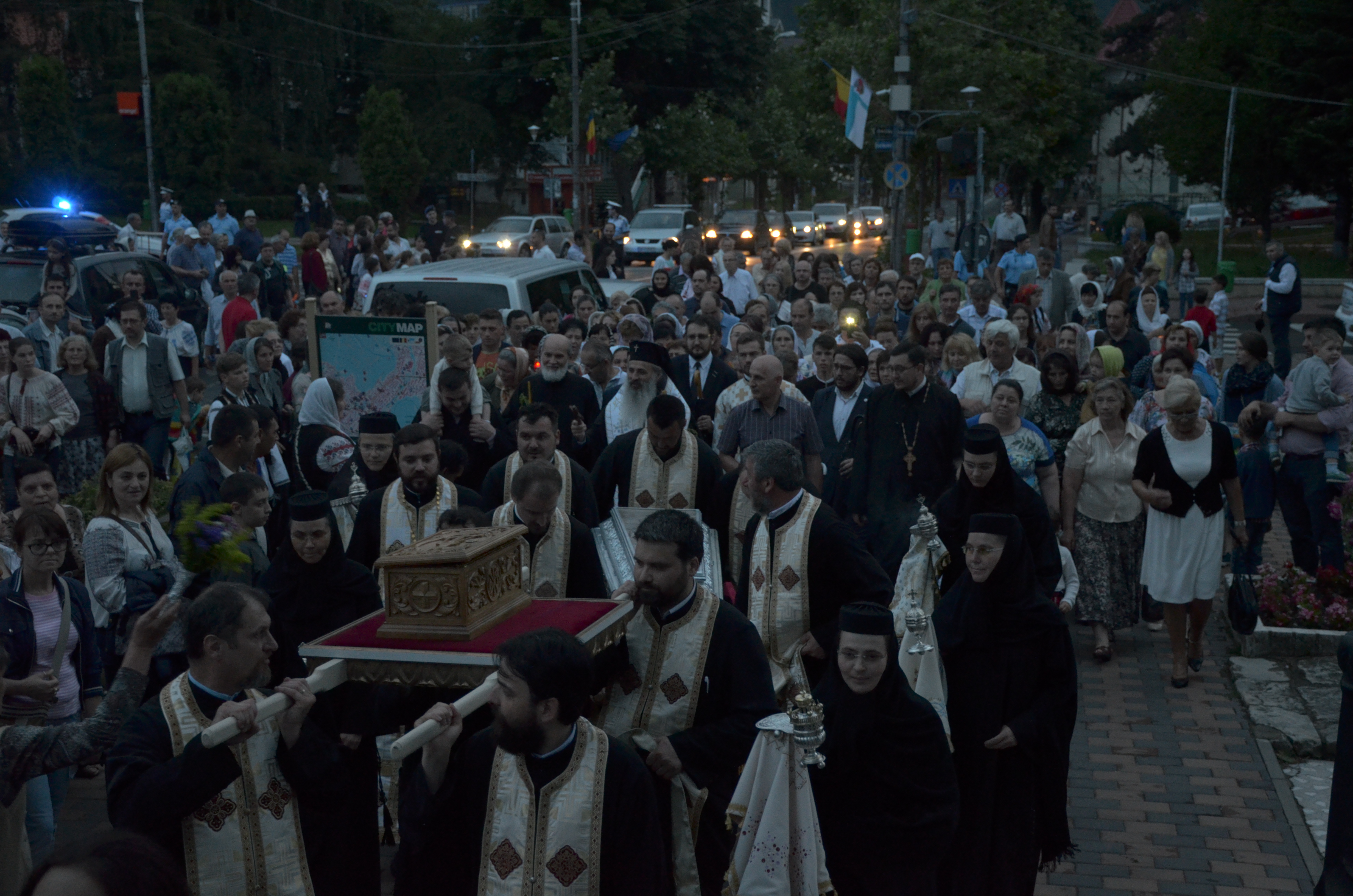 Procesiune cu sfinte moaște la Piatra Neamț, cu ocazia sărbătorii Nașterea Sfântului Ioan Botezătorul Procesiune cu sfinte moaște la Piatra Neamț, cu ocazia sărbătorii Nașterea Sfântului Ioan Botezătorul
