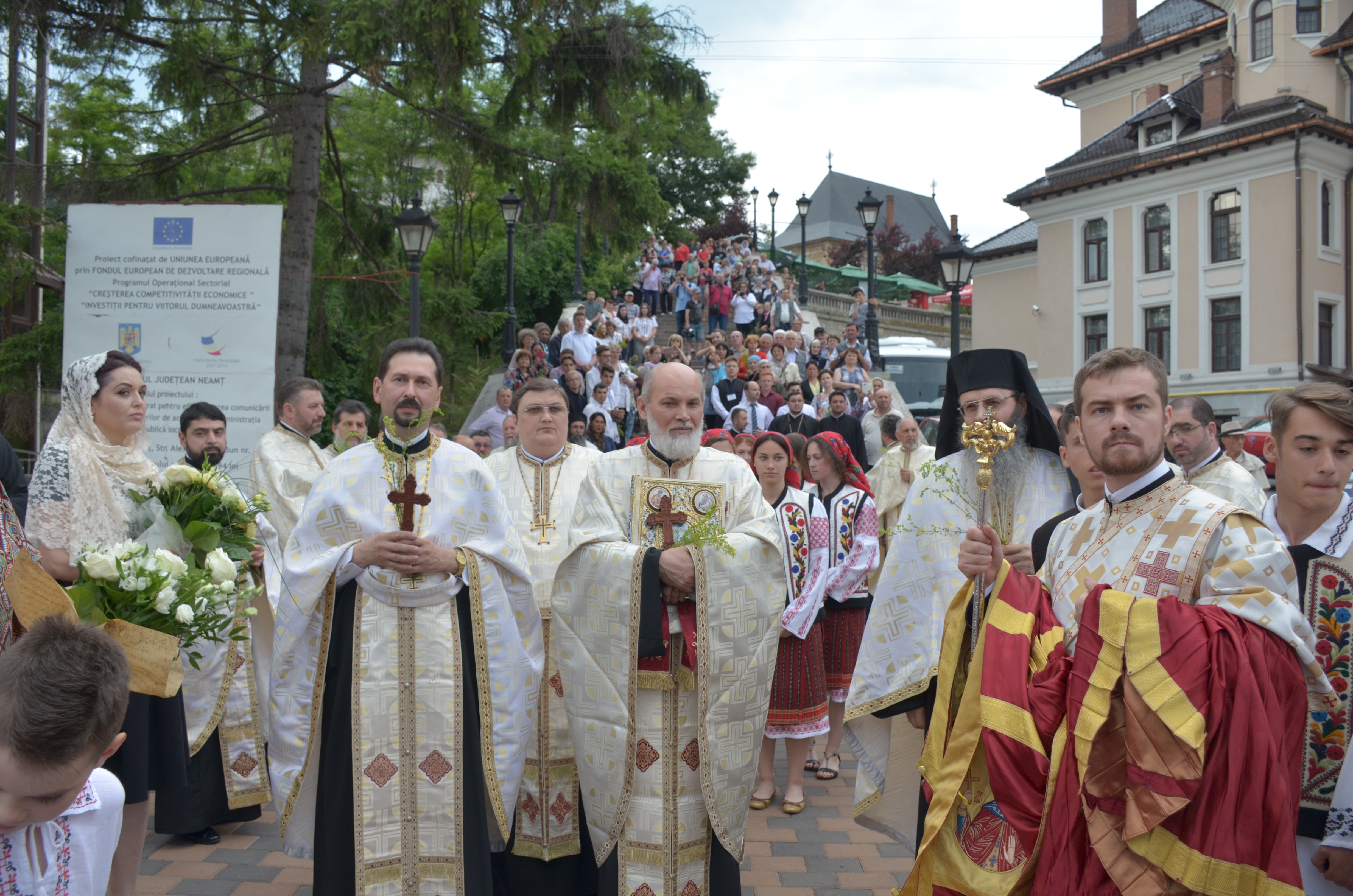 Procesiune cu sfinte moaște la Piatra Neamț, cu ocazia sărbătorii Nașterea Sfântului Ioan Botezătorul Procesiune cu sfinte moaște la Piatra Neamț, cu ocazia sărbătorii Nașterea Sfântului Ioan Botezătorul