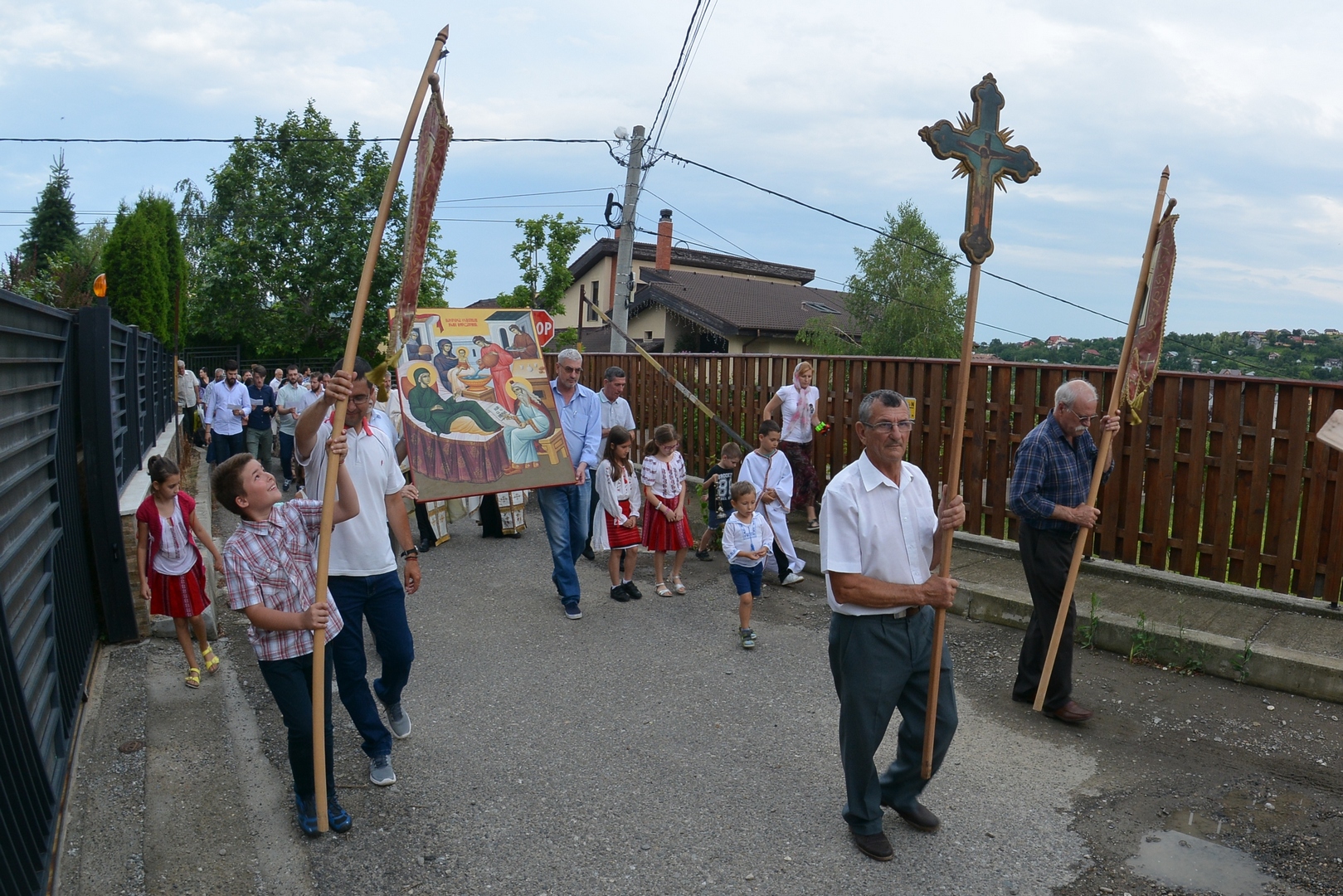 Procesiune în Parohia „Naşterea Sfântului Ioan Botezătorul“ - Bucium