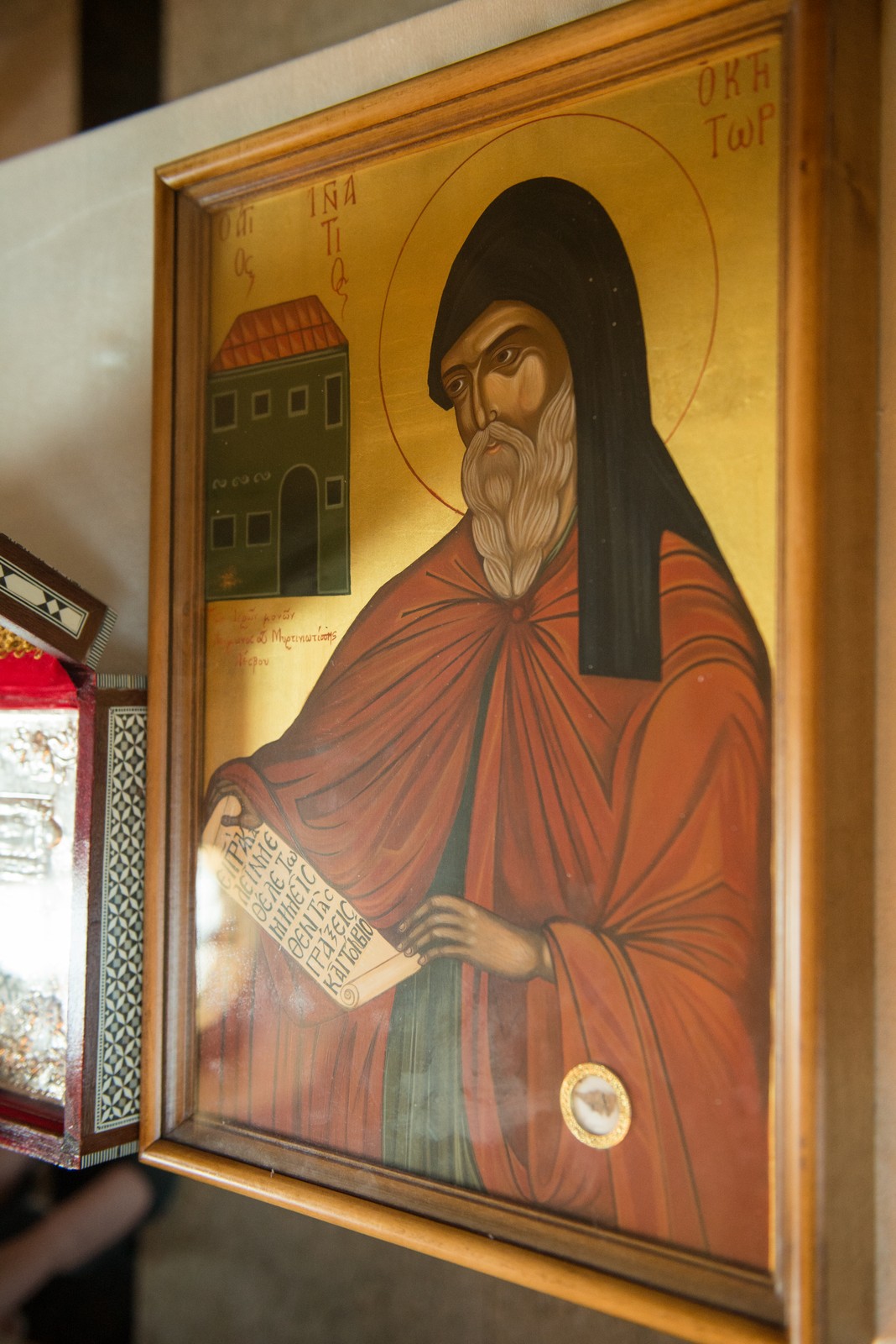 Raclă cu sfinte moaşte aşezată spre închinarea credincioşilor, la Parohia Vovidenia din Botoşani