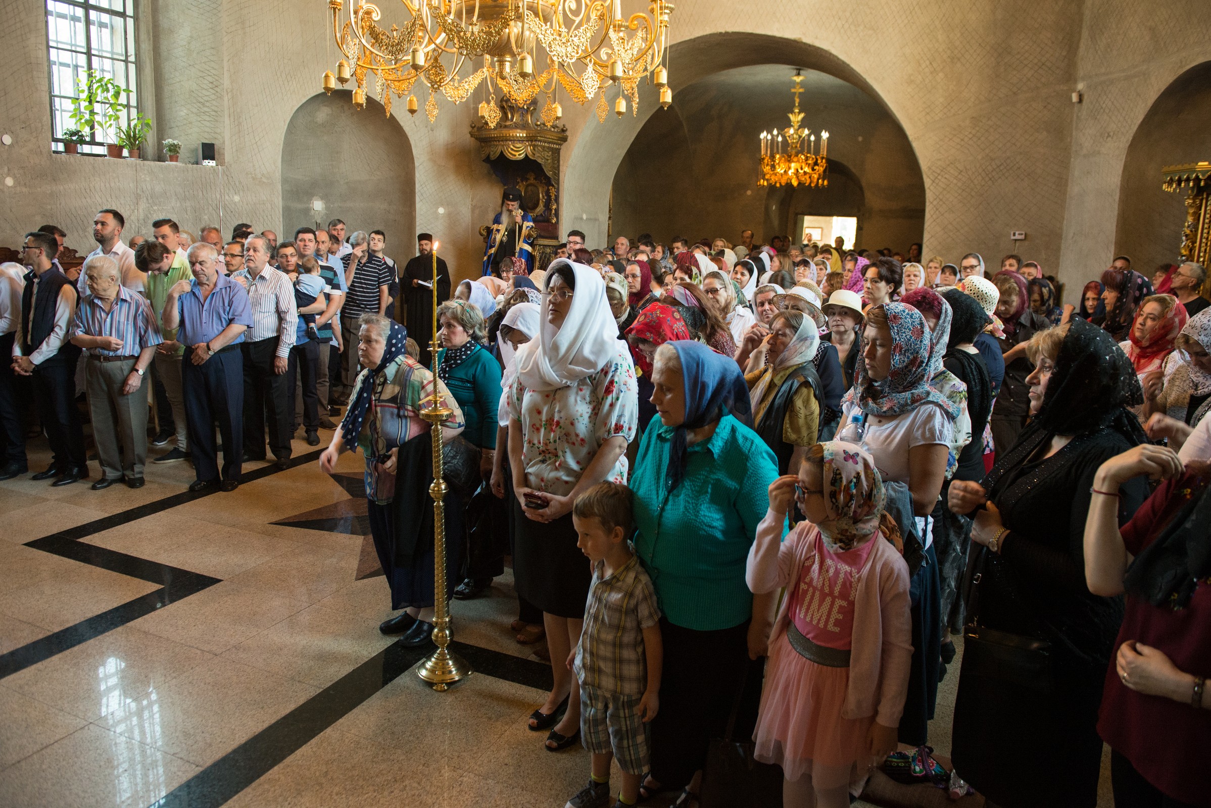 Raclă cu sfinte moaşte aşezată spre închinarea credincioşilor, la Parohia Vovidenia din Botoşani