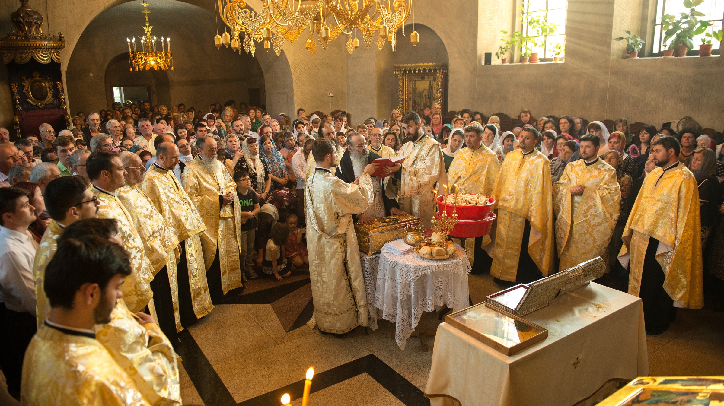 Raclă cu sfinte moaşte aşezată spre închinarea credincioşilor, la Parohia Vovidenia din Botoşani