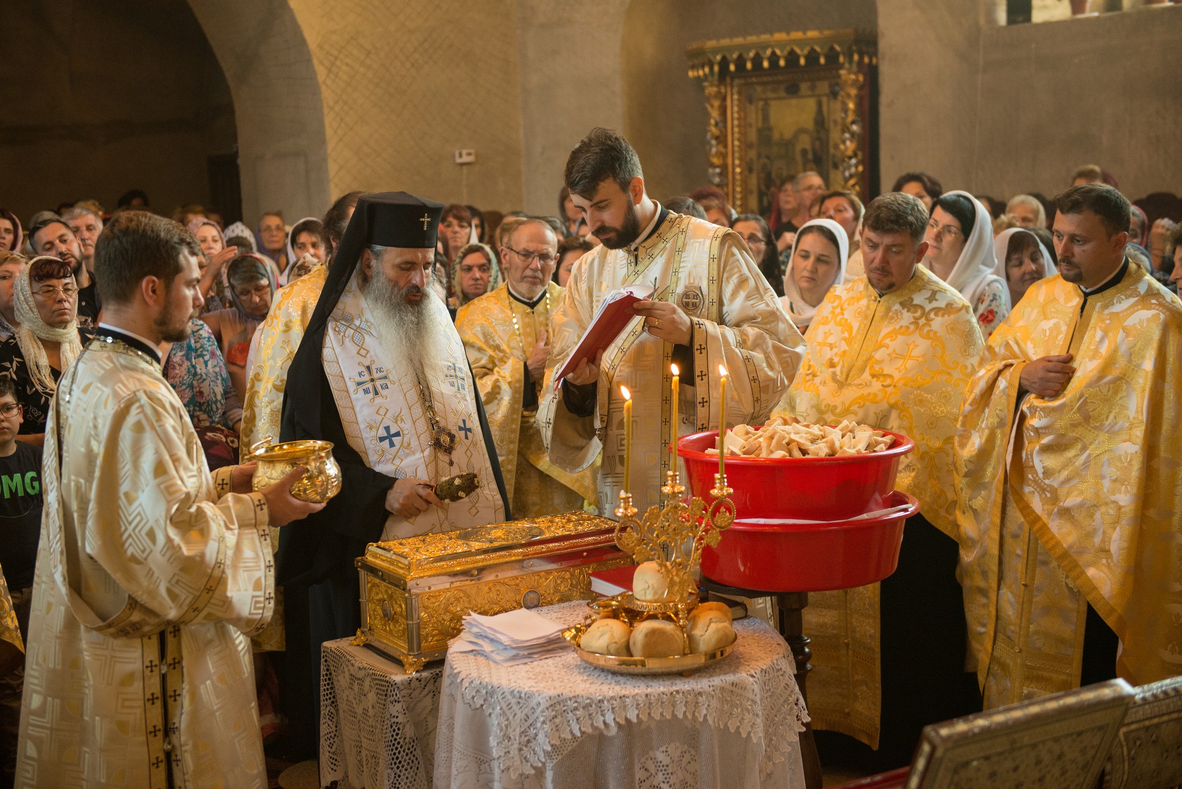 Raclă cu sfinte moaşte aşezată spre închinarea credincioşilor, la Parohia Vovidenia din Botoşani