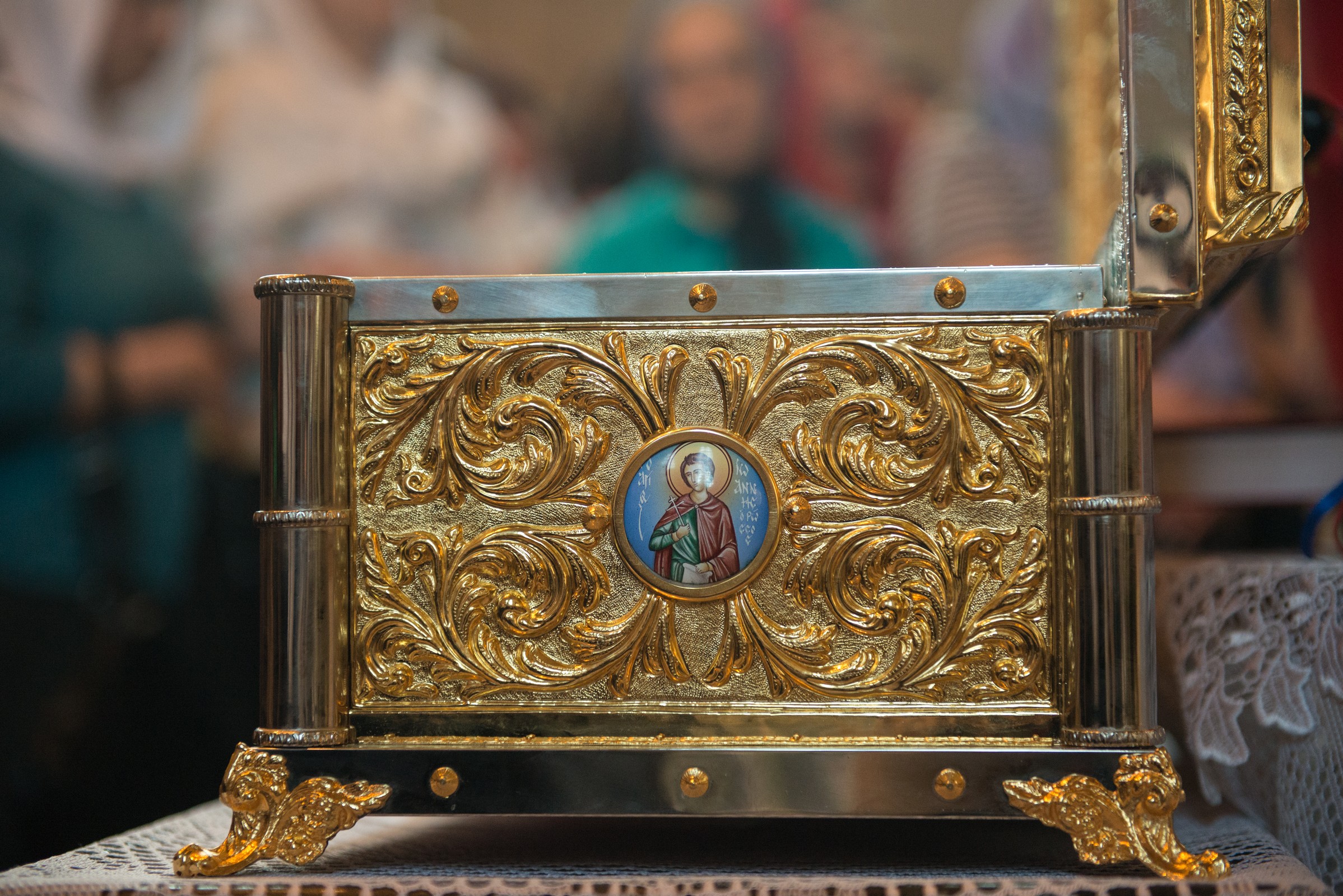 Raclă cu sfinte moaşte aşezată spre închinarea credincioşilor, la Parohia Vovidenia din Botoşani