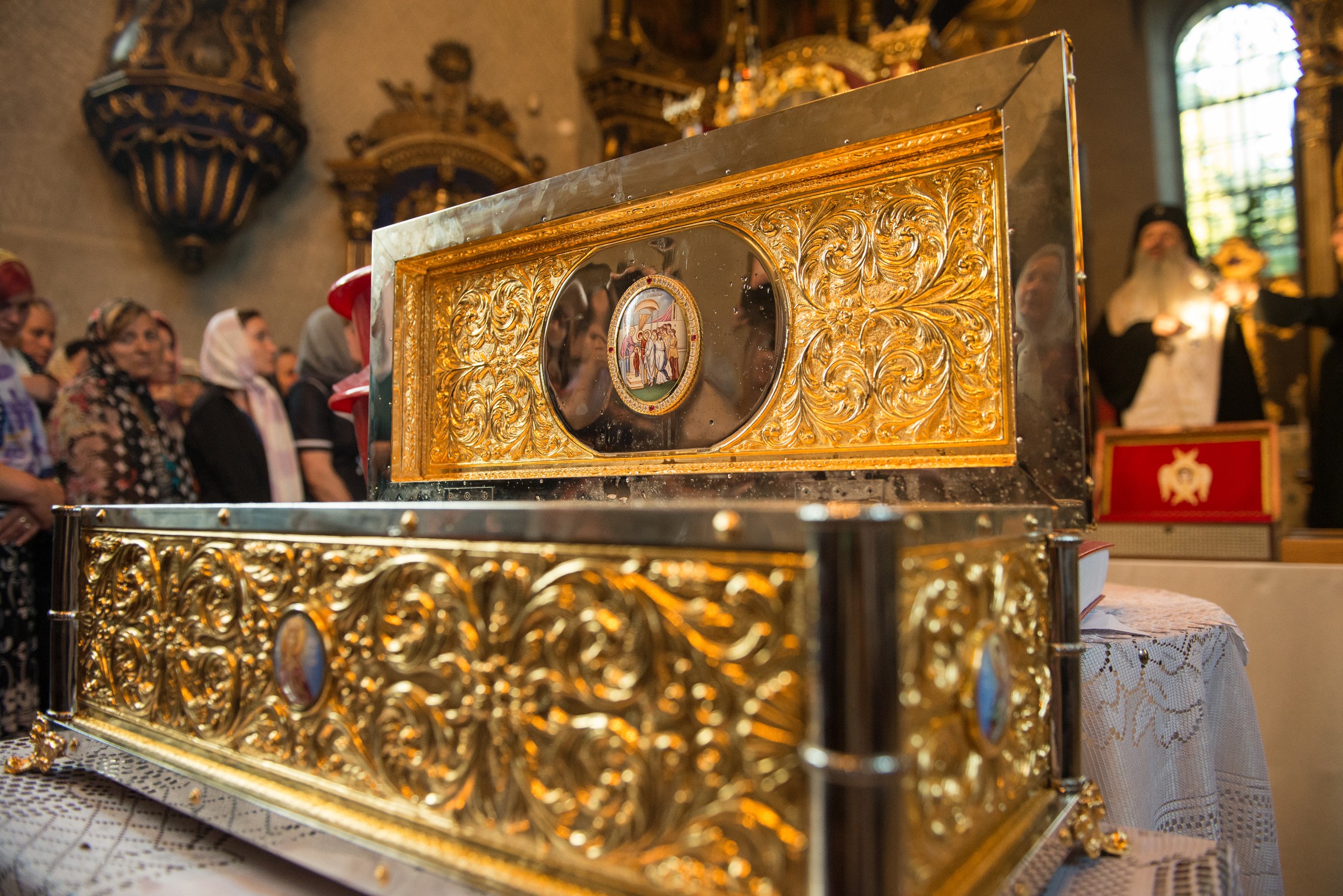 Raclă cu sfinte moaşte aşezată spre închinarea credincioşilor, la Parohia Vovidenia din Botoşani