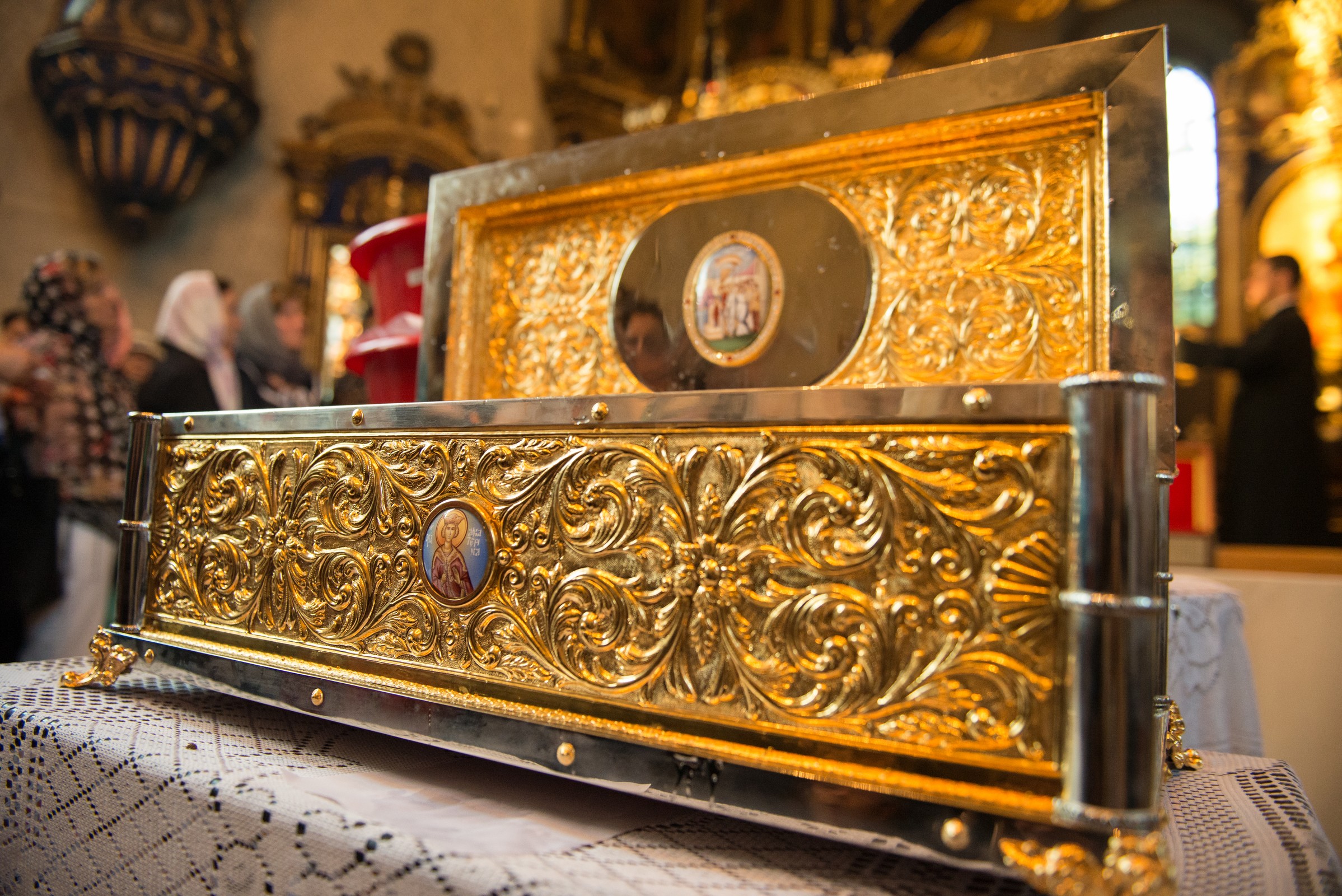 Raclă cu sfinte moaşte aşezată spre închinarea credincioşilor, la Parohia Vovidenia din Botoşani