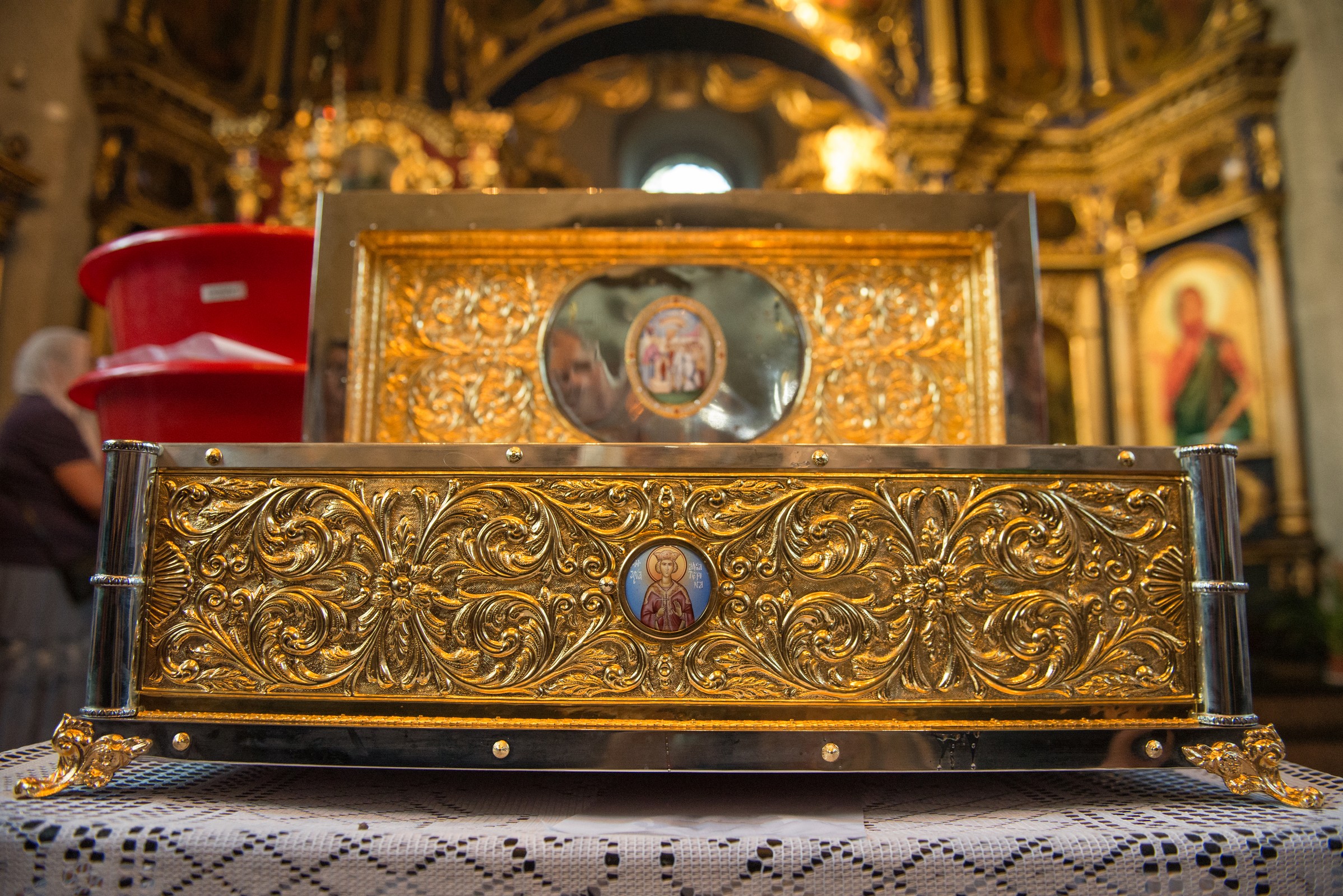 Raclă cu sfinte moaşte aşezată spre închinarea credincioşilor, la Parohia Vovidenia din Botoşani