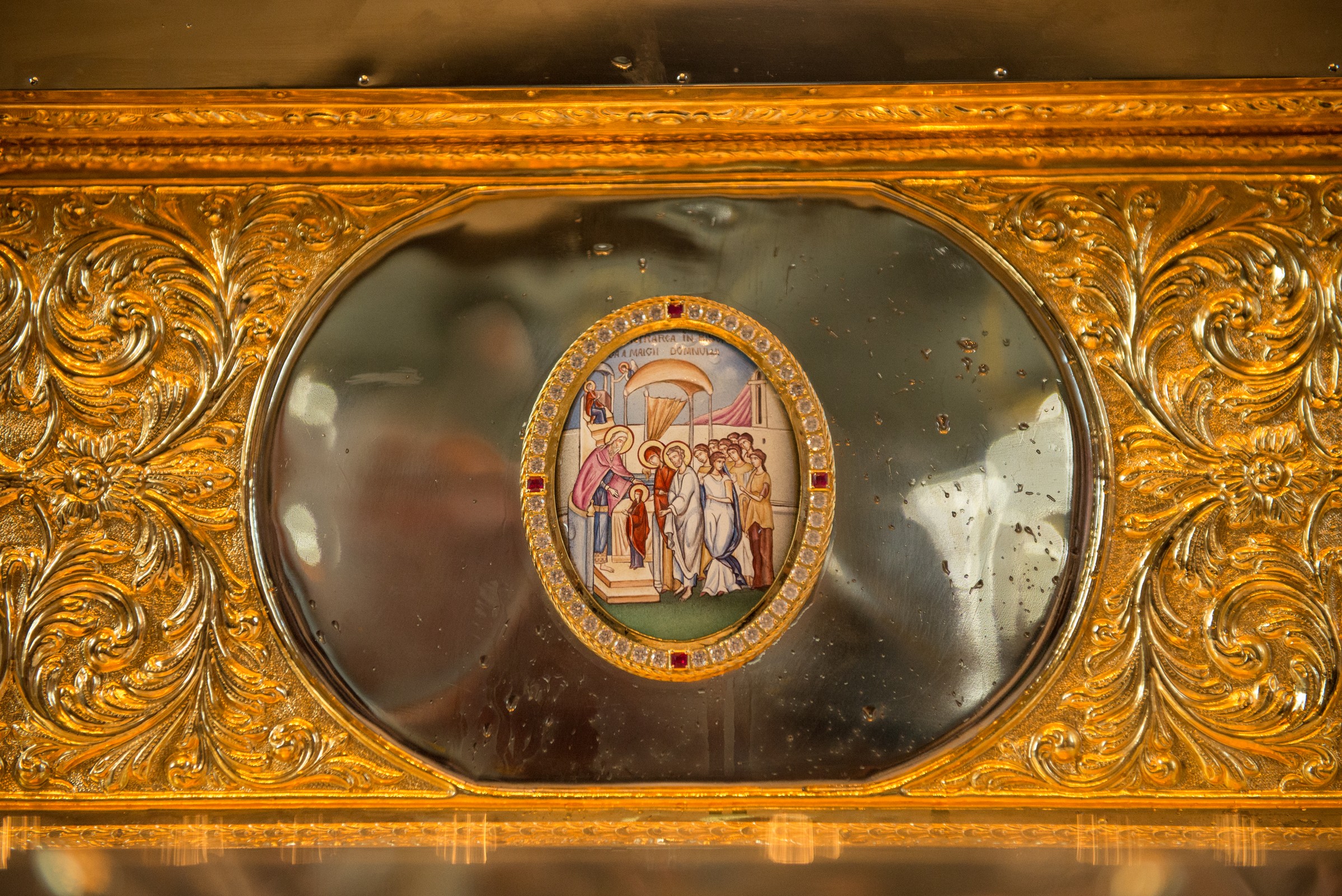 Raclă cu sfinte moaşte aşezată spre închinarea credincioşilor, la Parohia Vovidenia din Botoşani