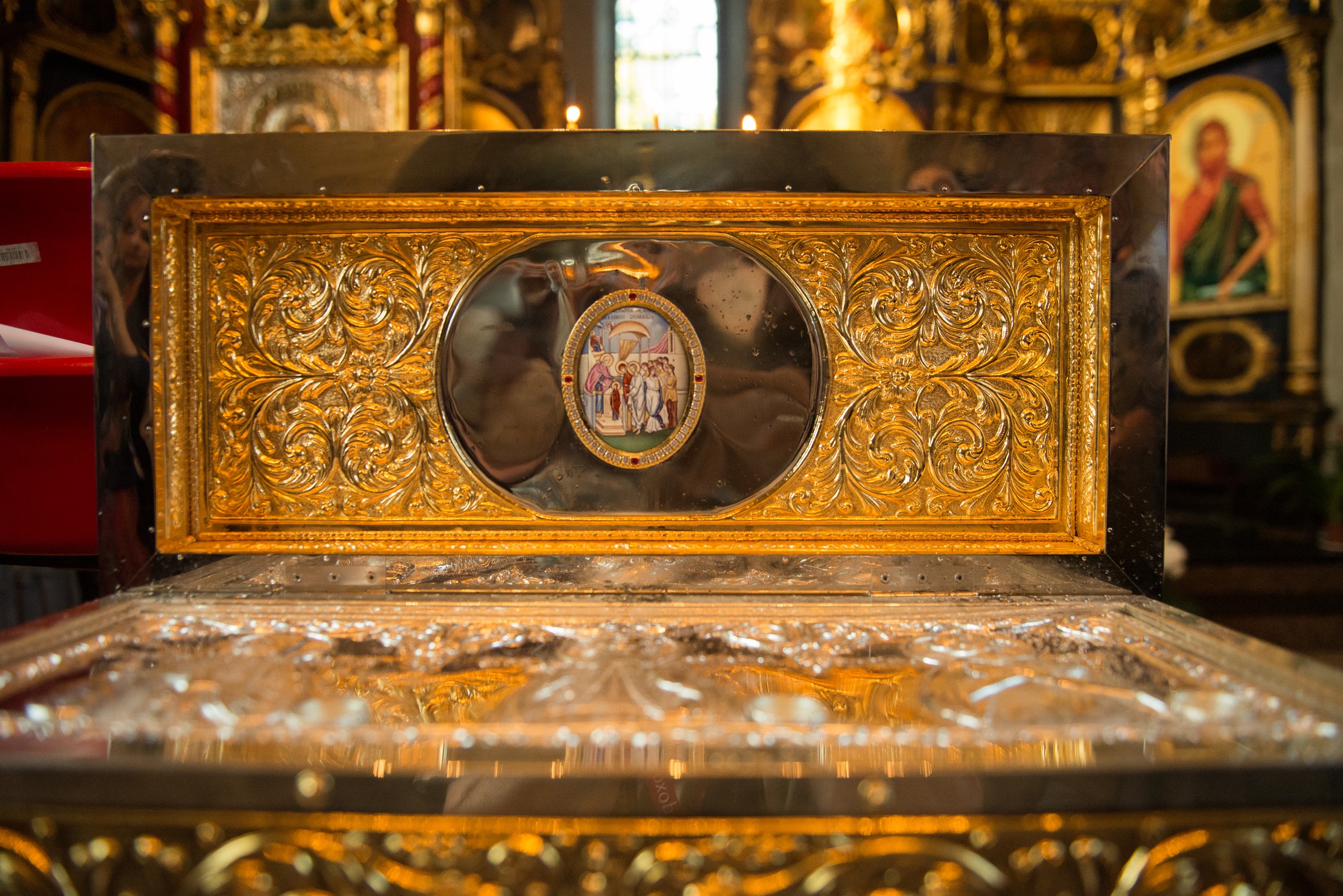 Raclă cu sfinte moaşte aşezată spre închinarea credincioşilor, la Parohia Vovidenia din Botoşani