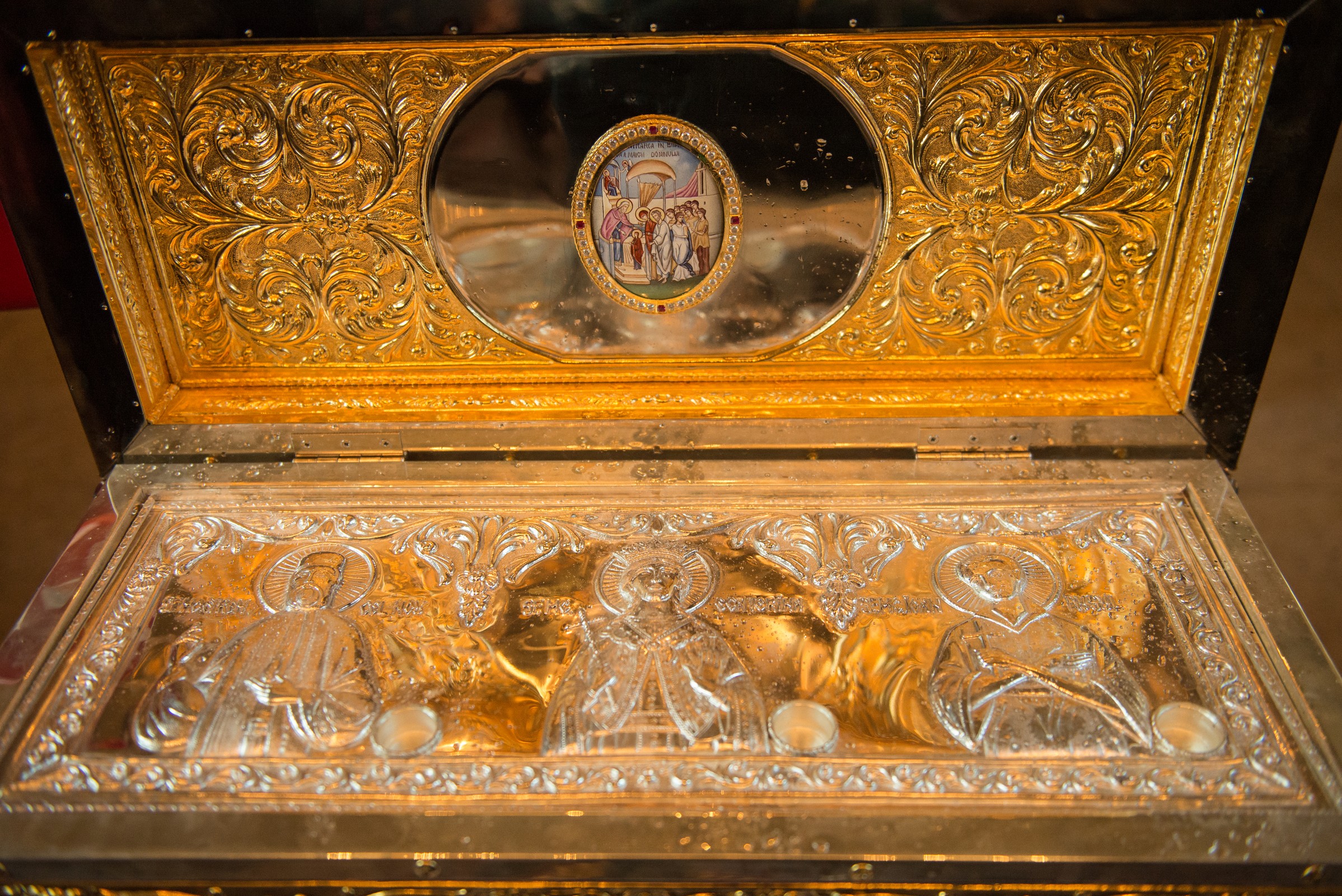 Raclă cu sfinte moaşte aşezată spre închinarea credincioşilor, la Parohia Vovidenia din Botoşani