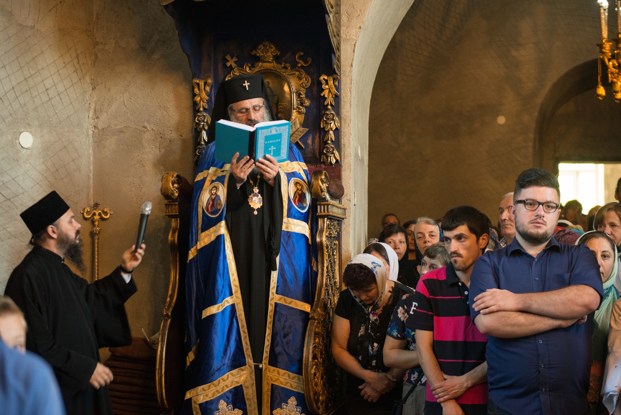 Raclă cu sfinte moaşte aşezată spre închinarea credincioşilor, la Parohia Vovidenia din Botoşani