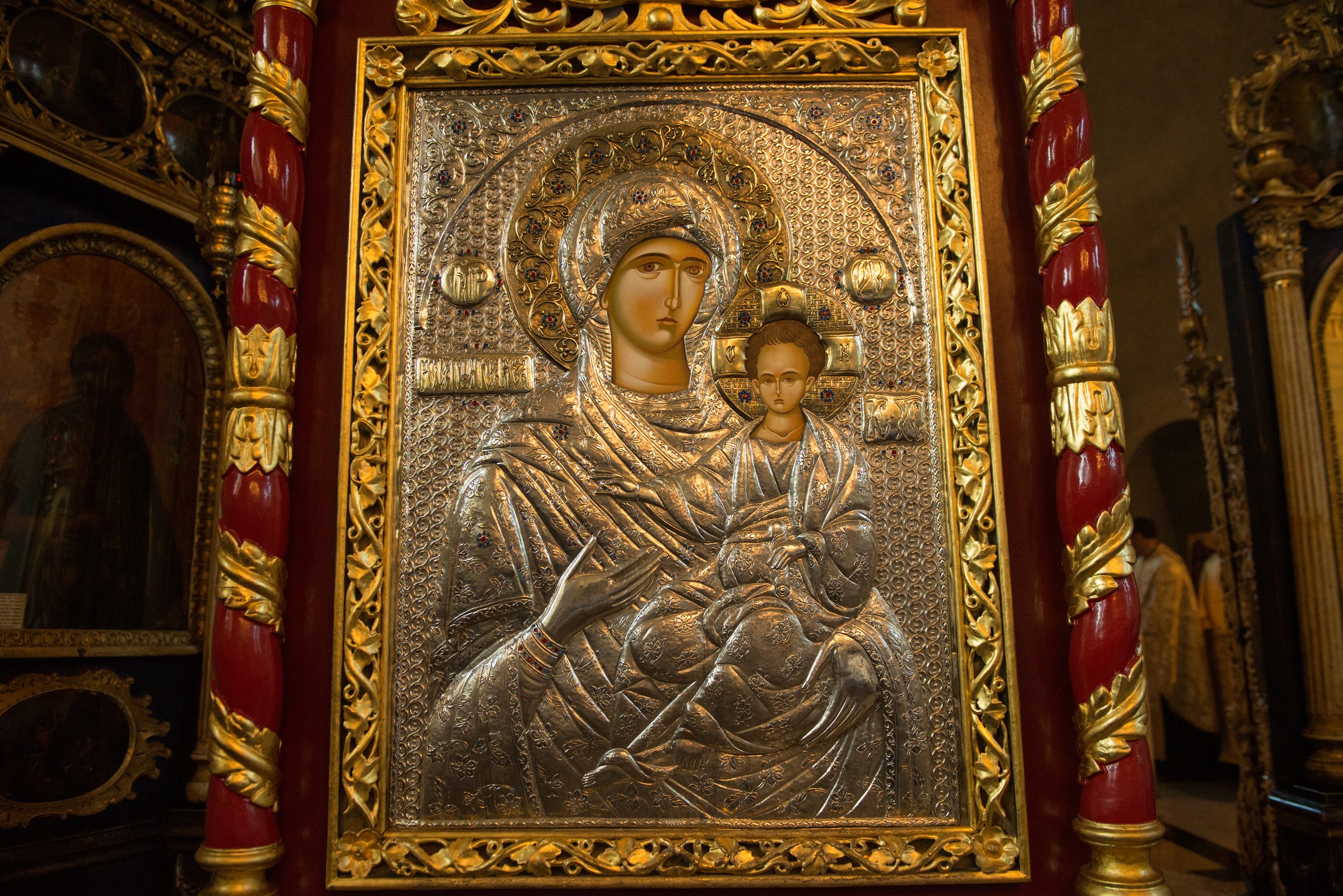 Raclă cu sfinte moaşte aşezată spre închinarea credincioşilor, la Parohia Vovidenia din Botoşani