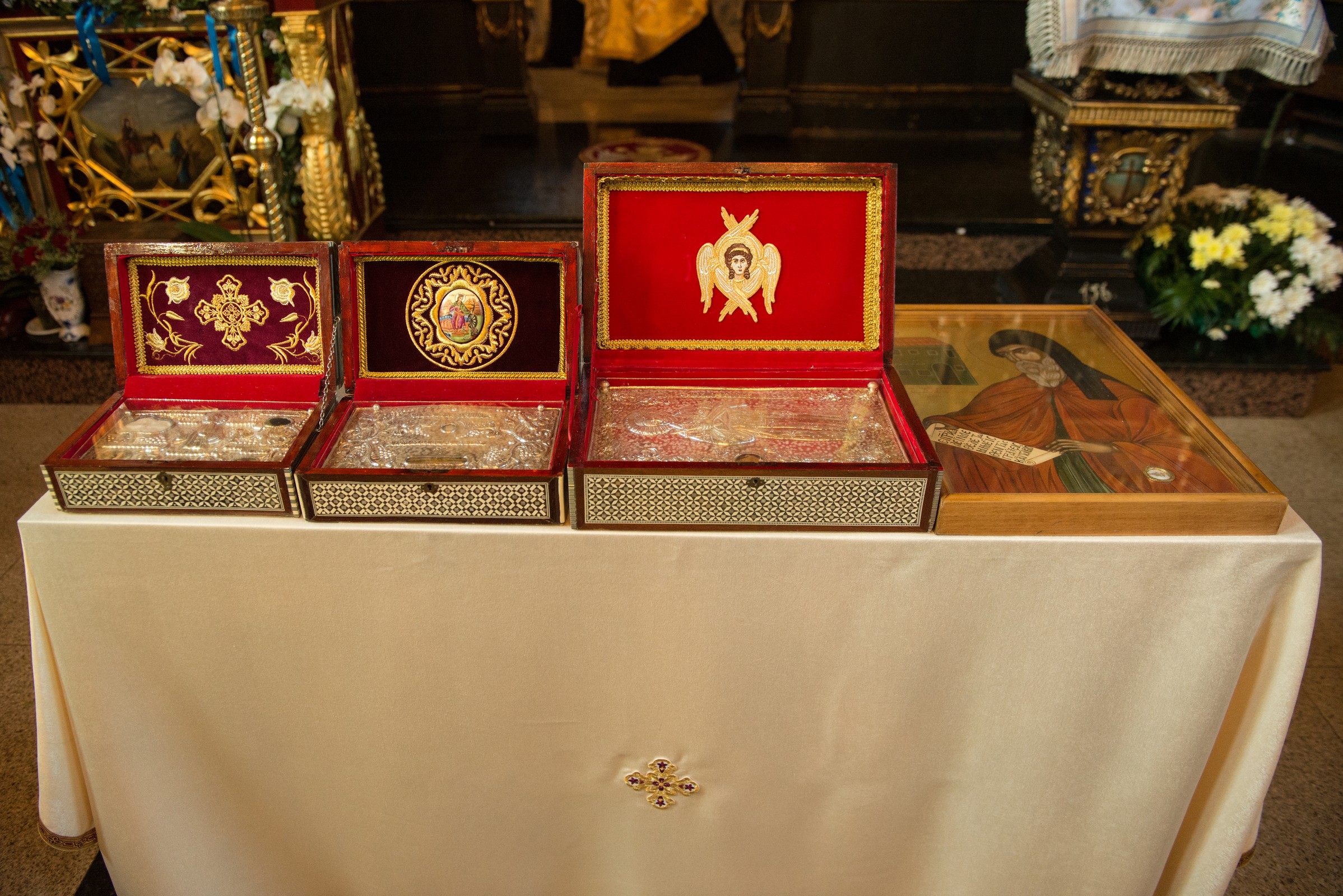 Raclă cu sfinte moaşte aşezată spre închinarea credincioşilor, la Parohia Vovidenia din Botoşani