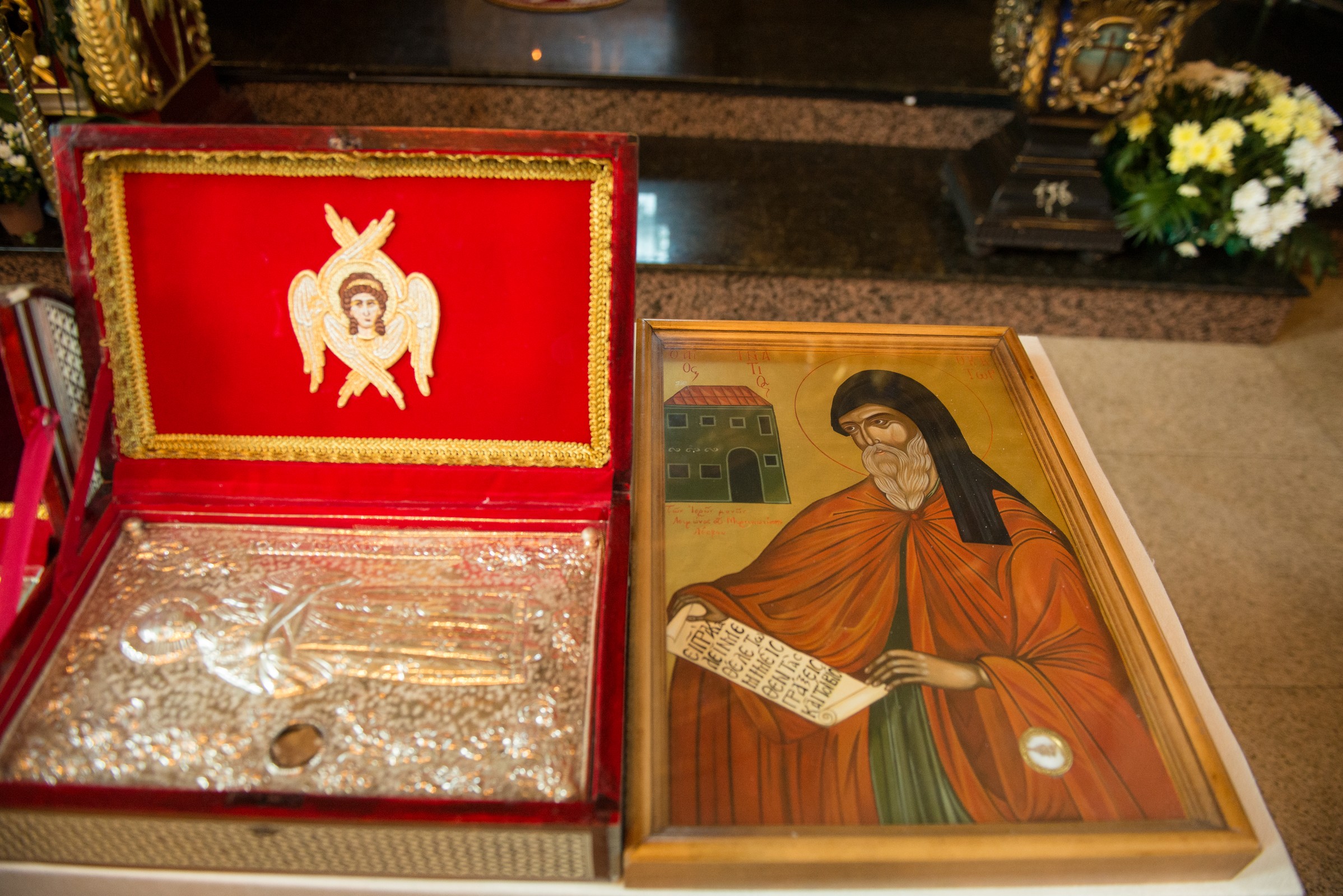 Raclă cu sfinte moaşte aşezată spre închinarea credincioşilor, la Parohia Vovidenia din Botoşani