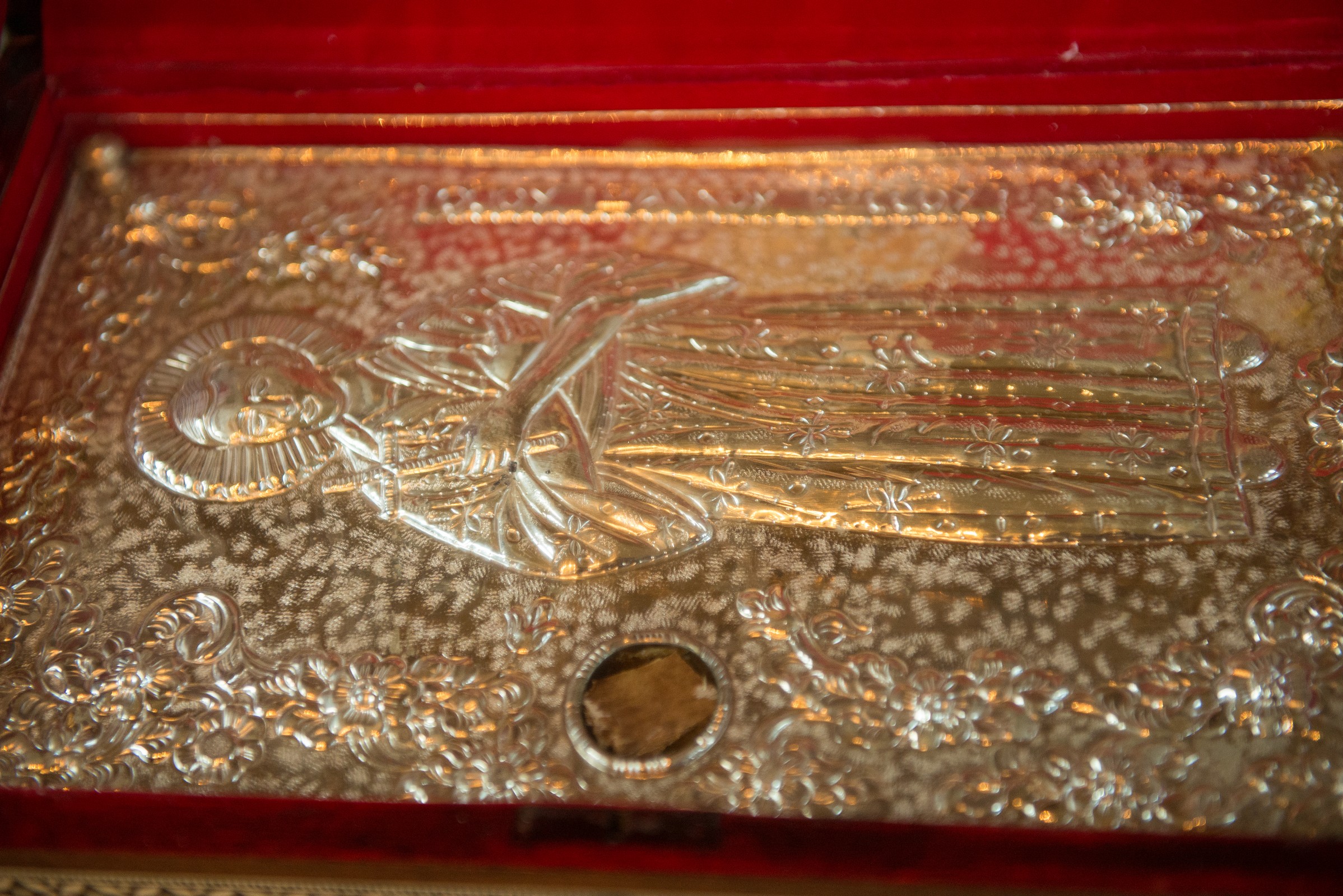 Raclă cu sfinte moaşte aşezată spre închinarea credincioşilor, la Parohia Vovidenia din Botoşani