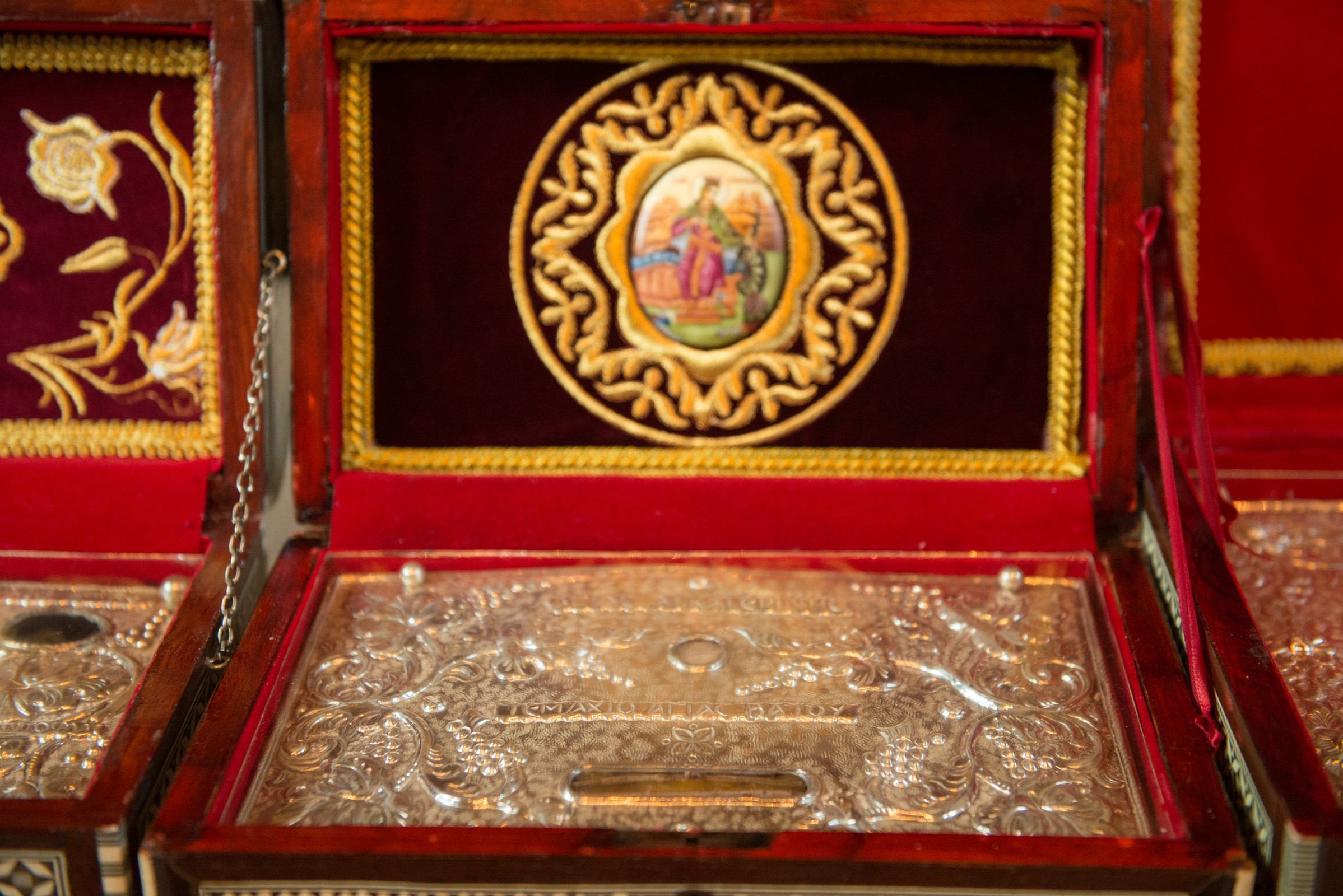 Raclă cu sfinte moaşte aşezată spre închinarea credincioşilor, la Parohia Vovidenia din Botoşani