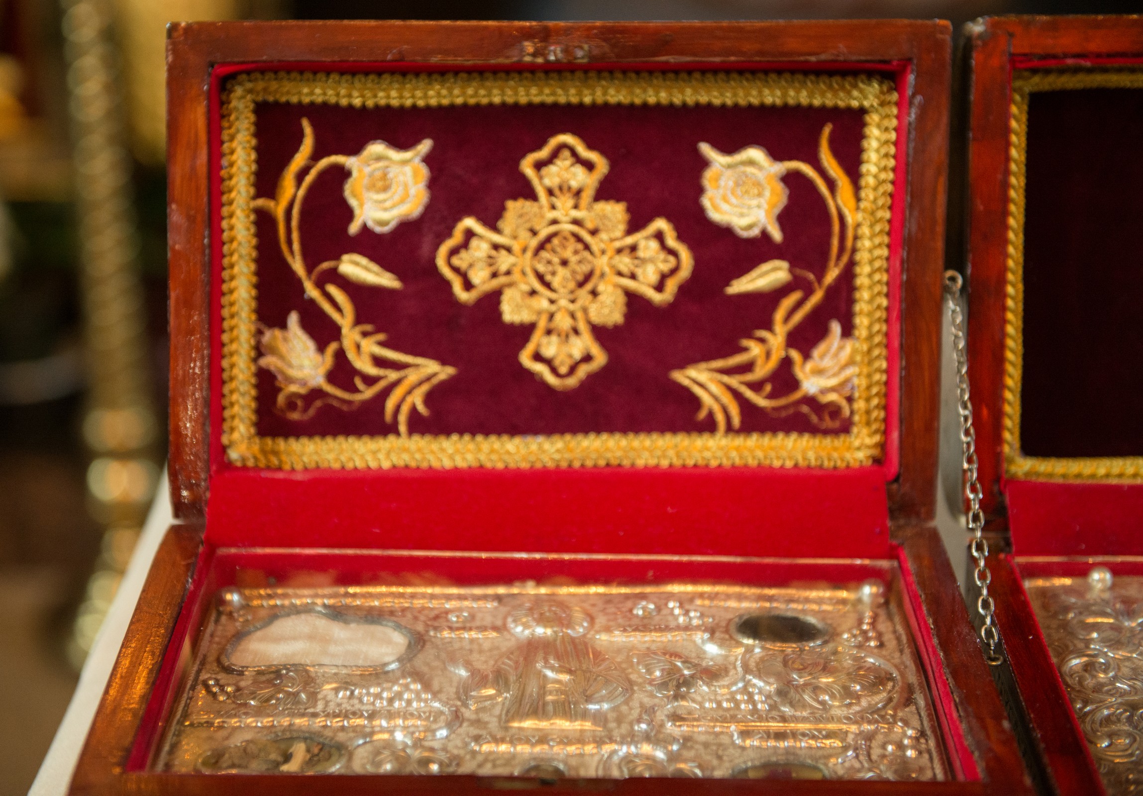 Raclă cu sfinte moaşte aşezată spre închinarea credincioşilor, la Parohia Vovidenia din Botoşani