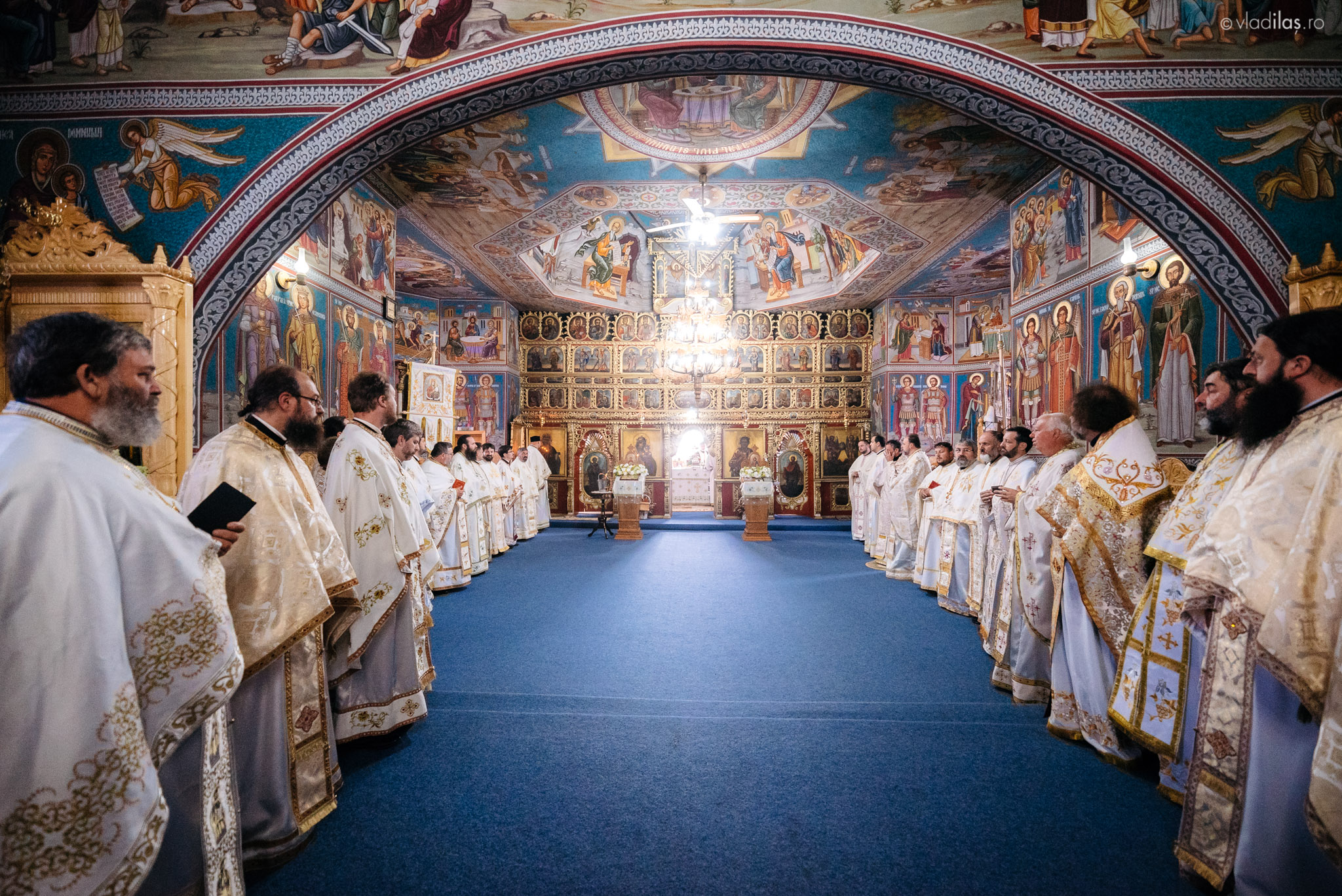 Resfinţire de biserică şi sfinţire de paraclis la Bucşoaia, Frasin