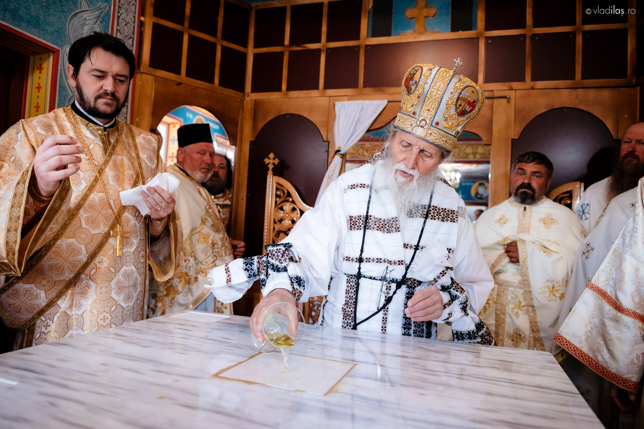 Resfinţire de biserică şi sfinţire de paraclis la Bucşoaia, Frasin