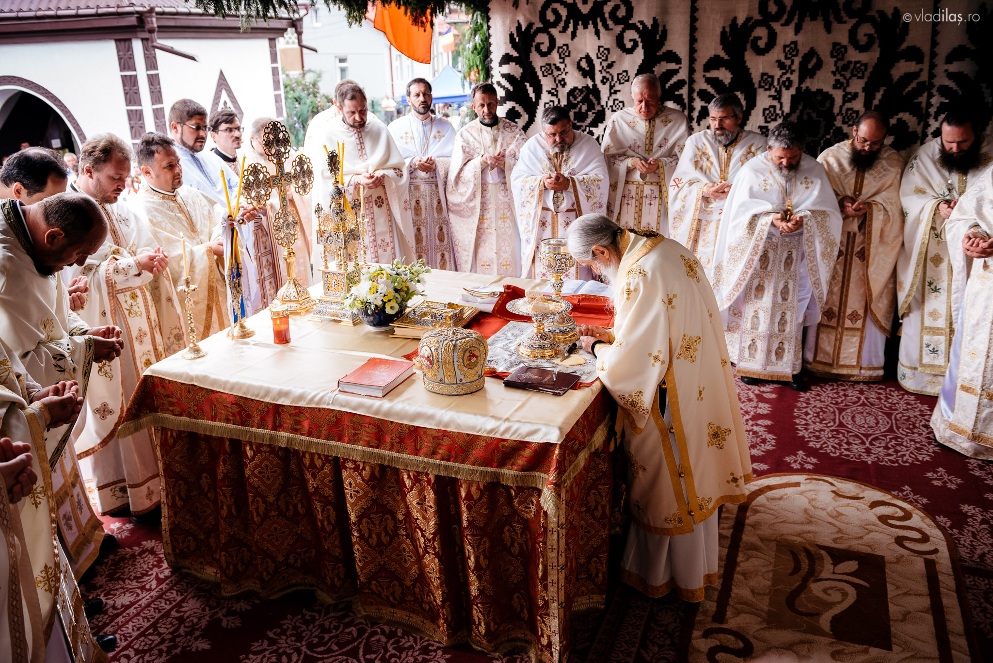 Resfinţire de biserică şi sfinţire de paraclis la Bucşoaia, Frasin