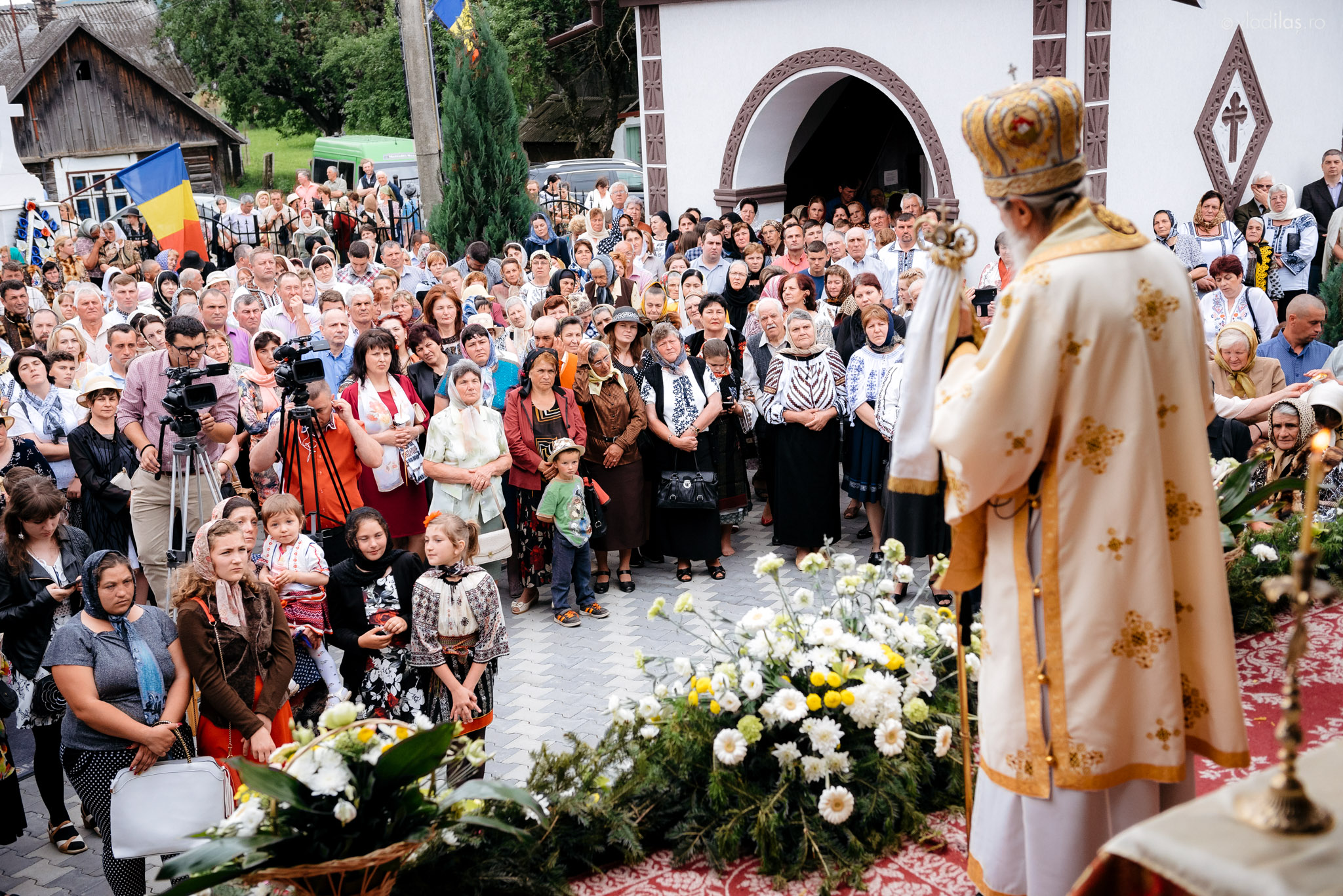 Resfinţire de biserică şi sfinţire de paraclis la Bucşoaia, Frasin