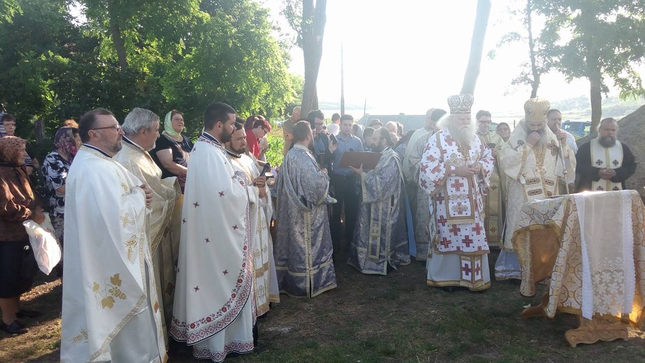 Biserica „Sfântul Apostol Andrei“ din Satu Nou, sfinţită de doi ierarhi