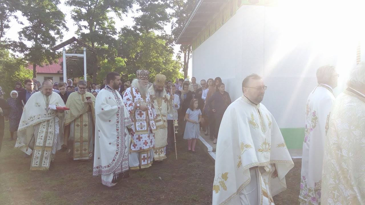 Biserica „Sfântul Apostol Andrei“ din Satu Nou, sfinţită de doi ierarhi