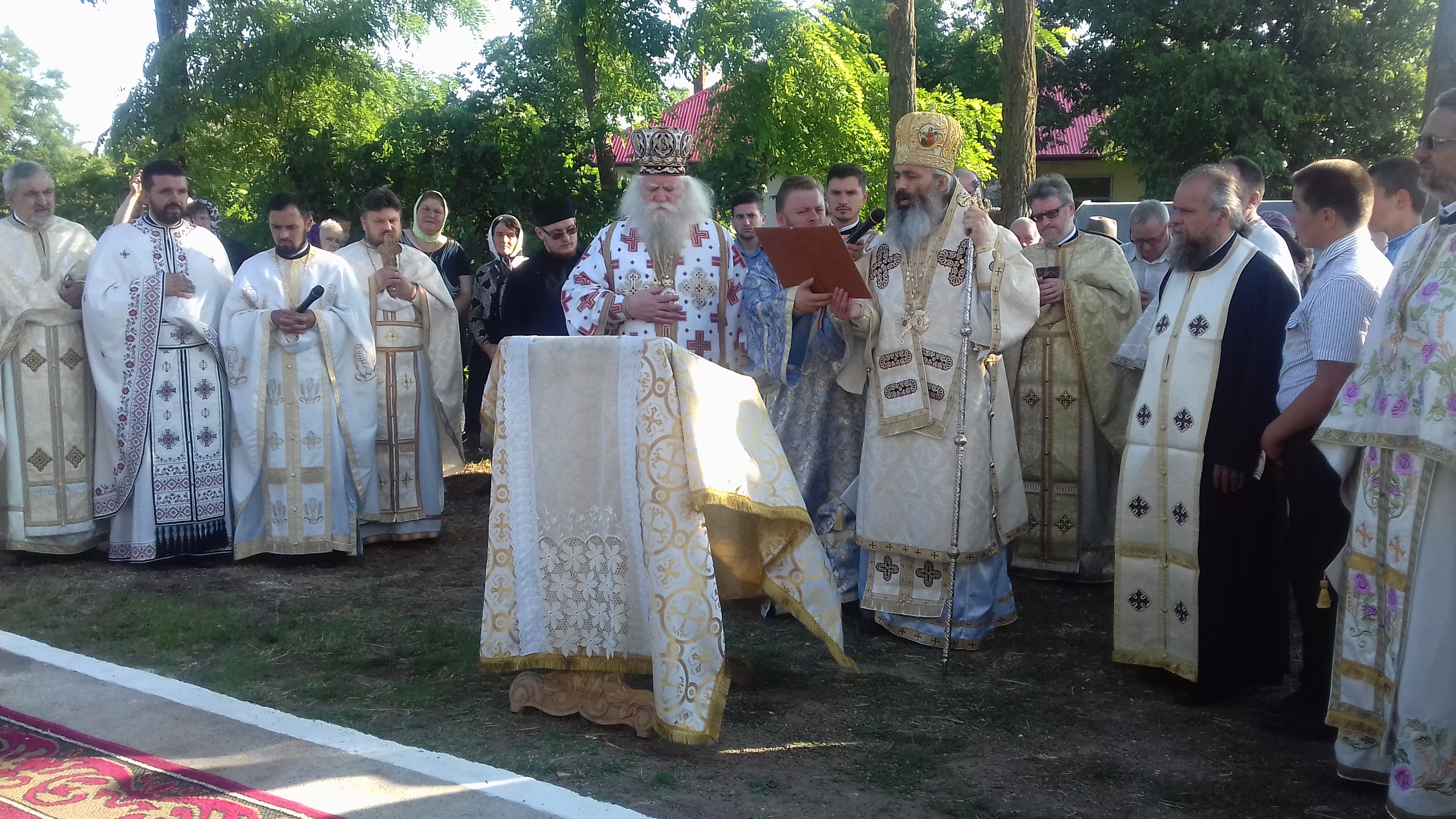 Biserica „Sfântul Apostol Andrei“ din Satu Nou, sfinţită de doi ierarhi