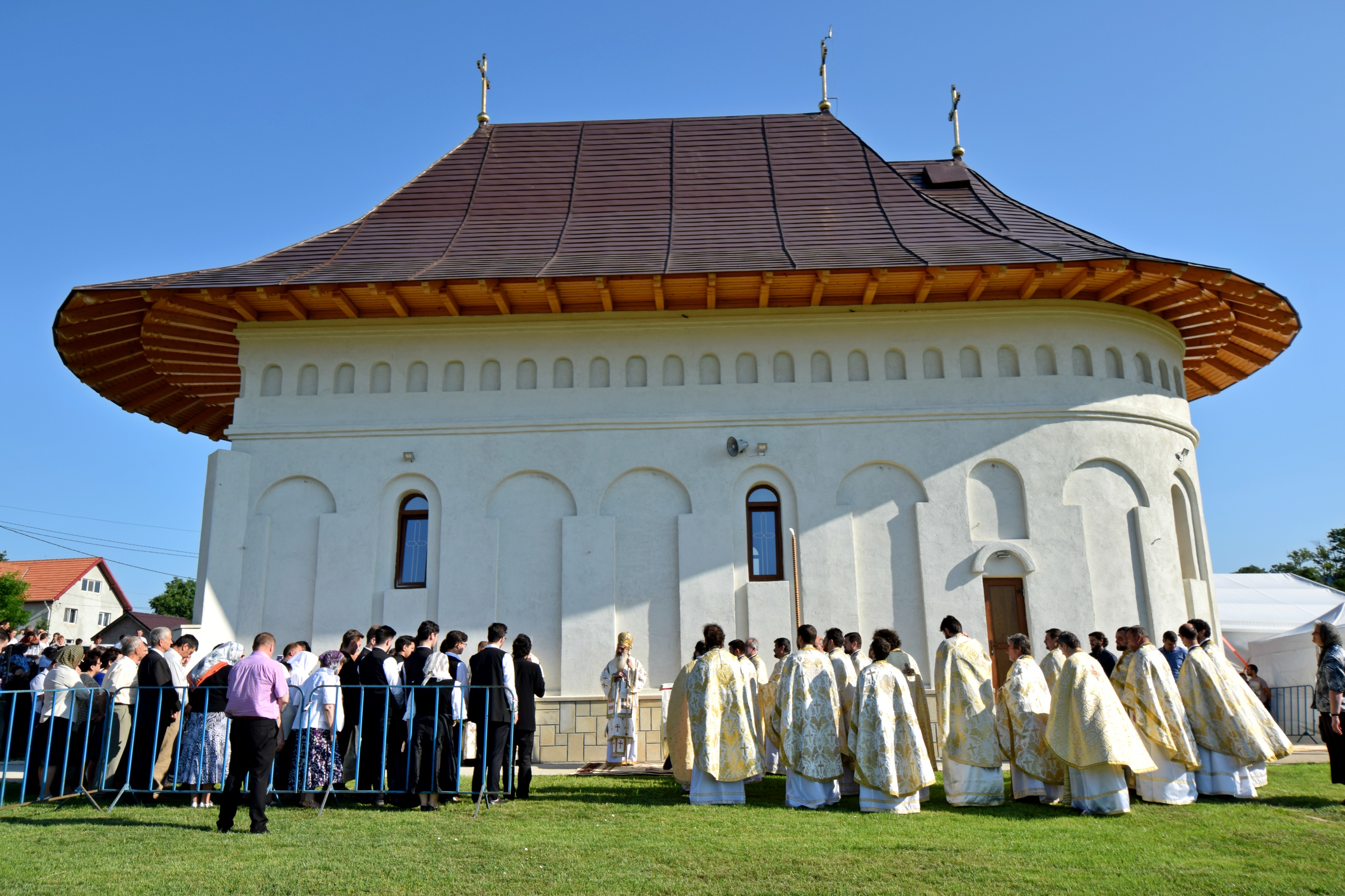 Biserica „Duminica Tuturor Sfinților” din satul Stânca, sfințită de IPS Mitropolit Teofan (GALERIE FOTO)
