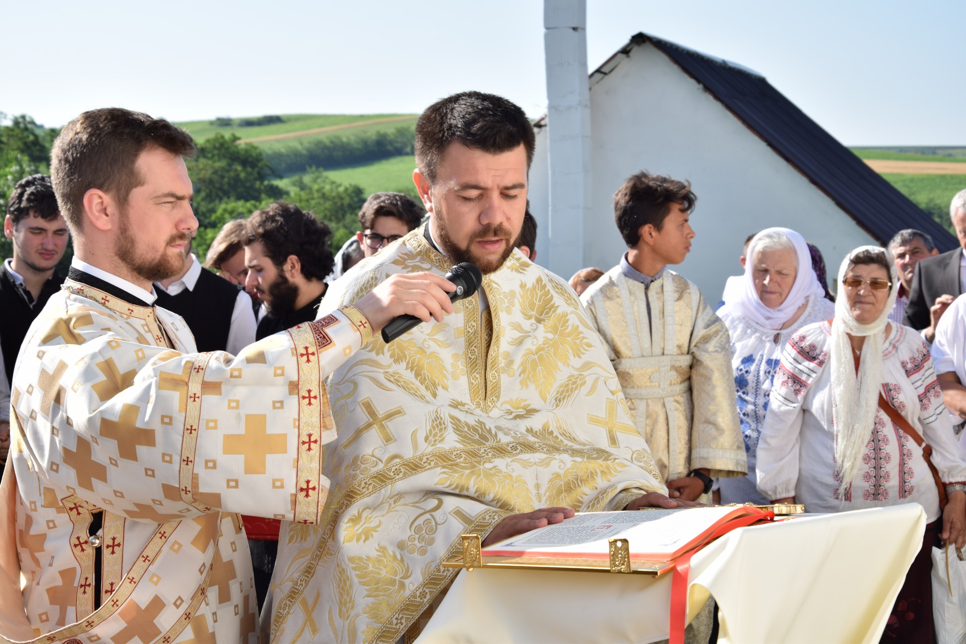 Biserica „Duminica Tuturor Sfinților” din satul Stânca, sfințită de IPS Mitropolit Teofan (GALERIE FOTO) Biserica „Duminica Tuturor Sfinților” din satul Stânca, sfințită de IPS Mitropolit Teofan (GALERIE FOTO)
