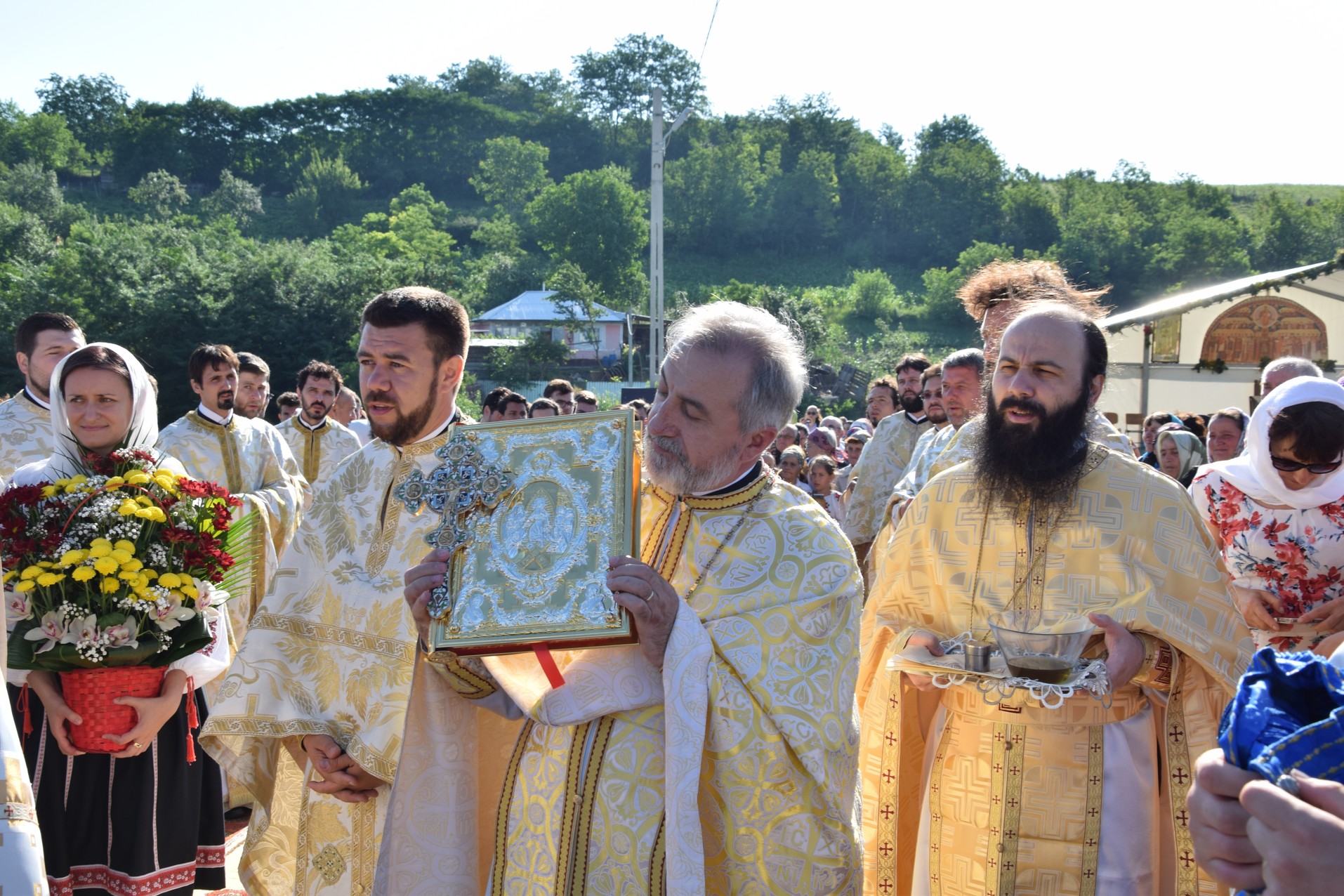 Biserica „Duminica Tuturor Sfinților” din satul Stânca, sfințită de IPS Mitropolit Teofan (GALERIE FOTO) Biserica „Duminica Tuturor Sfinților” din satul Stânca, sfințită de IPS Mitropolit Teofan (GALERIE FOTO)