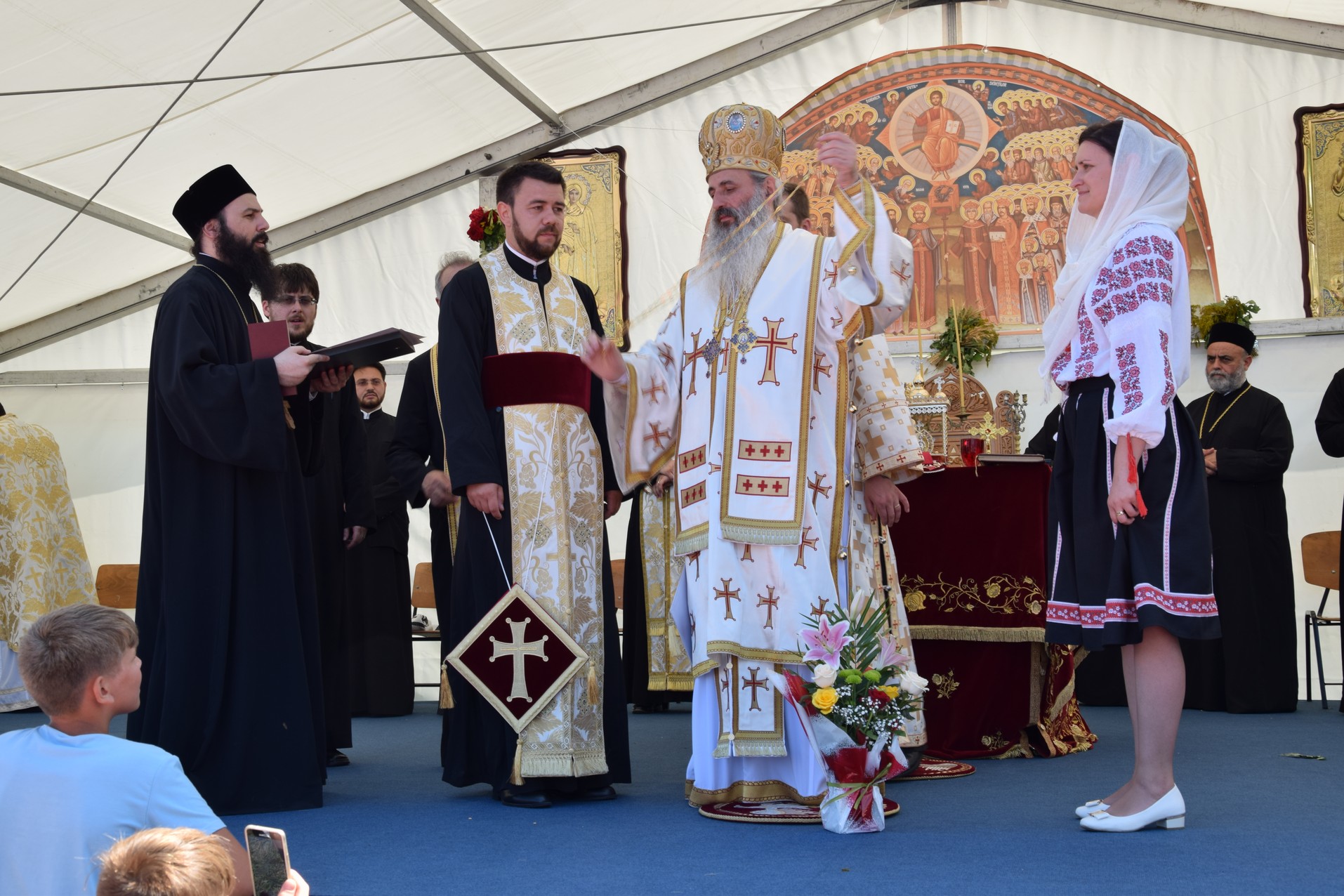 Biserica „Duminica Tuturor Sfinților” din satul Stânca, sfințită de IPS Mitropolit Teofan (GALERIE FOTO) Biserica „Duminica Tuturor Sfinților” din satul Stânca, sfințită de IPS Mitropolit Teofan (GALERIE FOTO)
