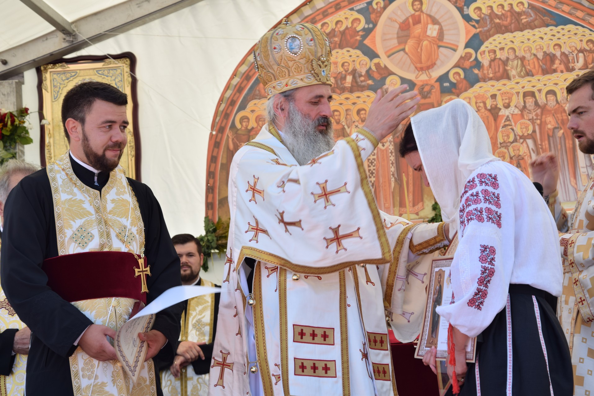 Biserica „Duminica Tuturor Sfinților” din satul Stânca, sfințită de IPS Mitropolit Teofan (GALERIE FOTO) Biserica „Duminica Tuturor Sfinților” din satul Stânca, sfințită de IPS Mitropolit Teofan (GALERIE FOTO)