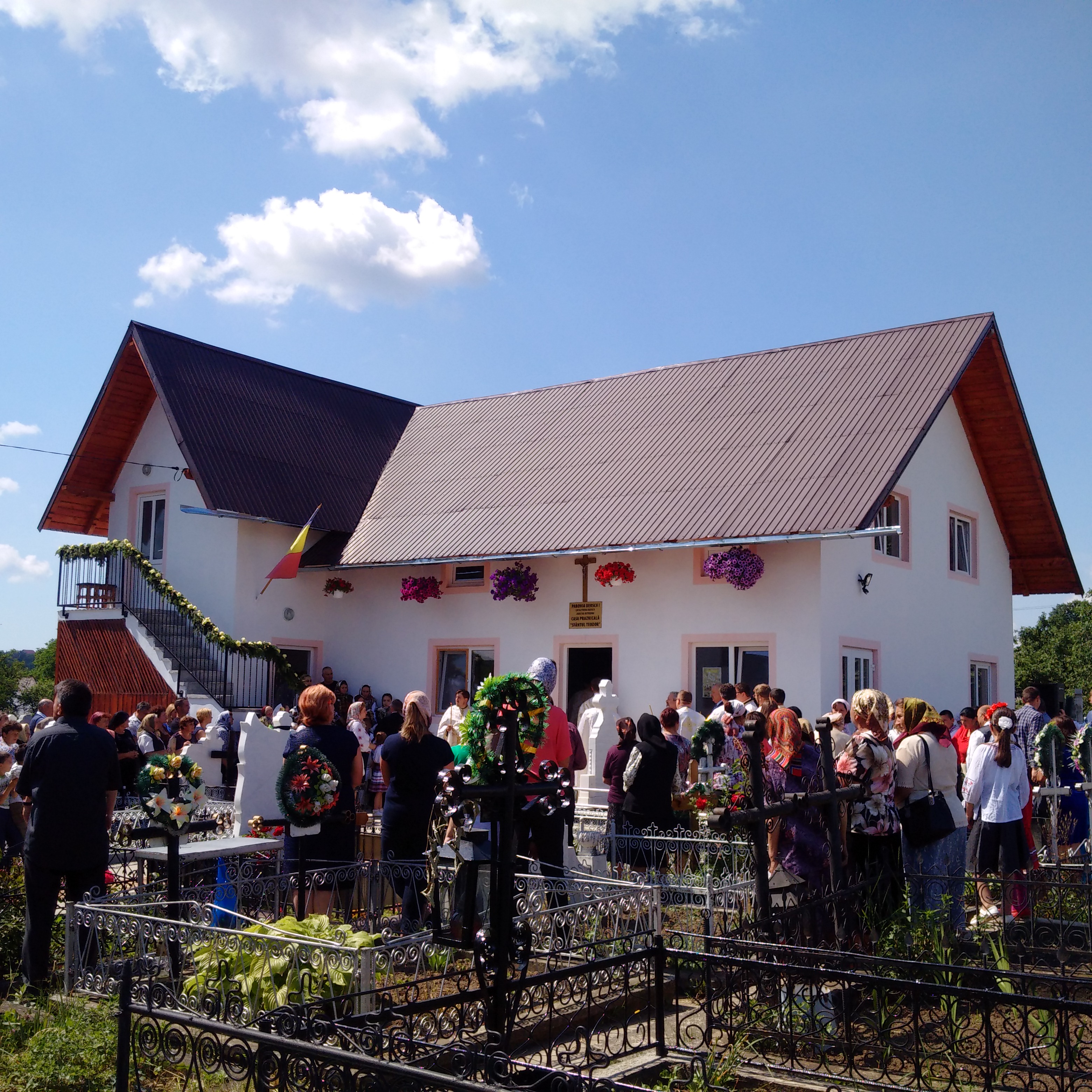 Sfinţire de casă praznicală la Biserica „Sfinţii Voievozi Mihail şi Gavriil” - Dersca 1