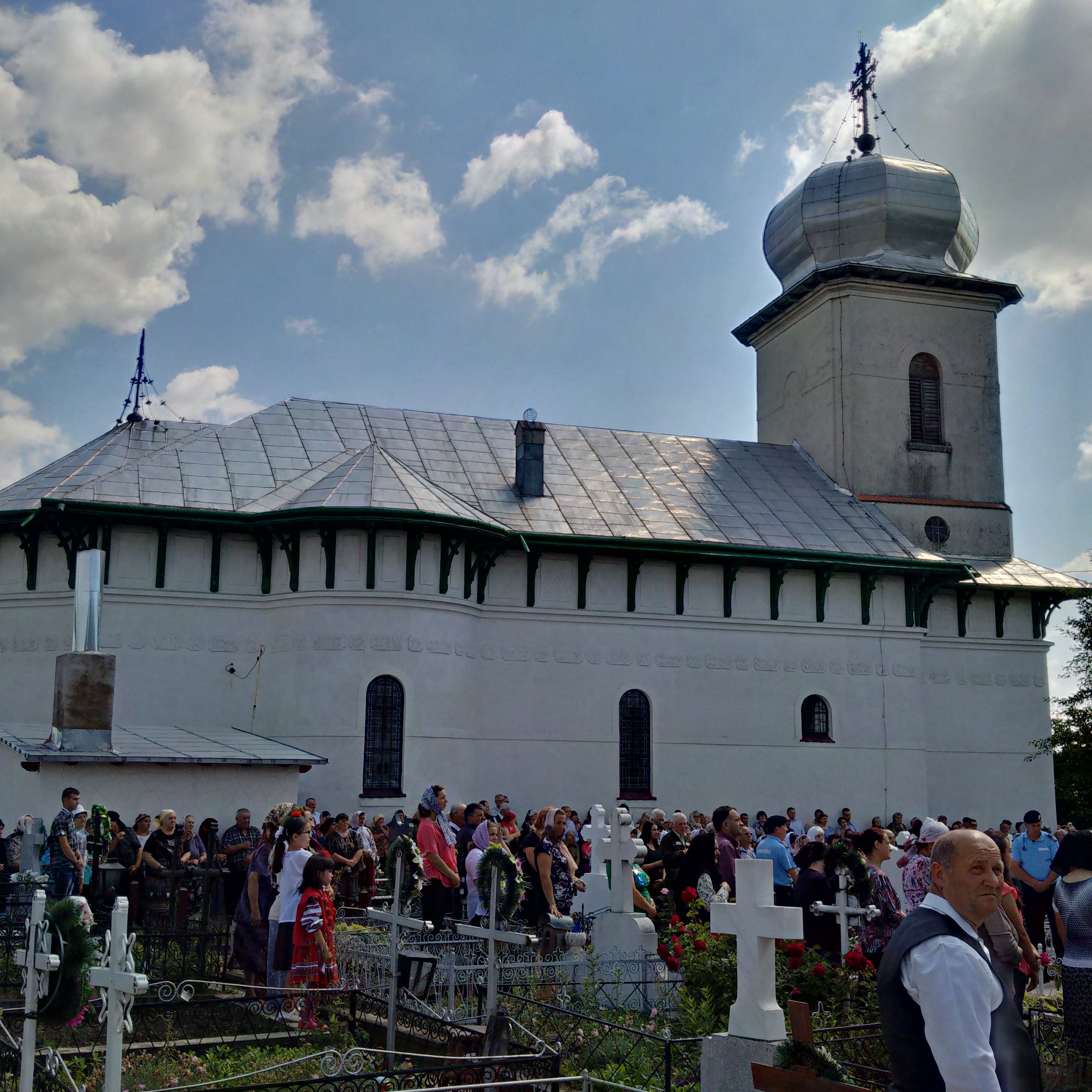 Sfinţire de casă praznicală la Biserica „Sfinţii Voievozi Mihail şi Gavriil” - Dersca 1