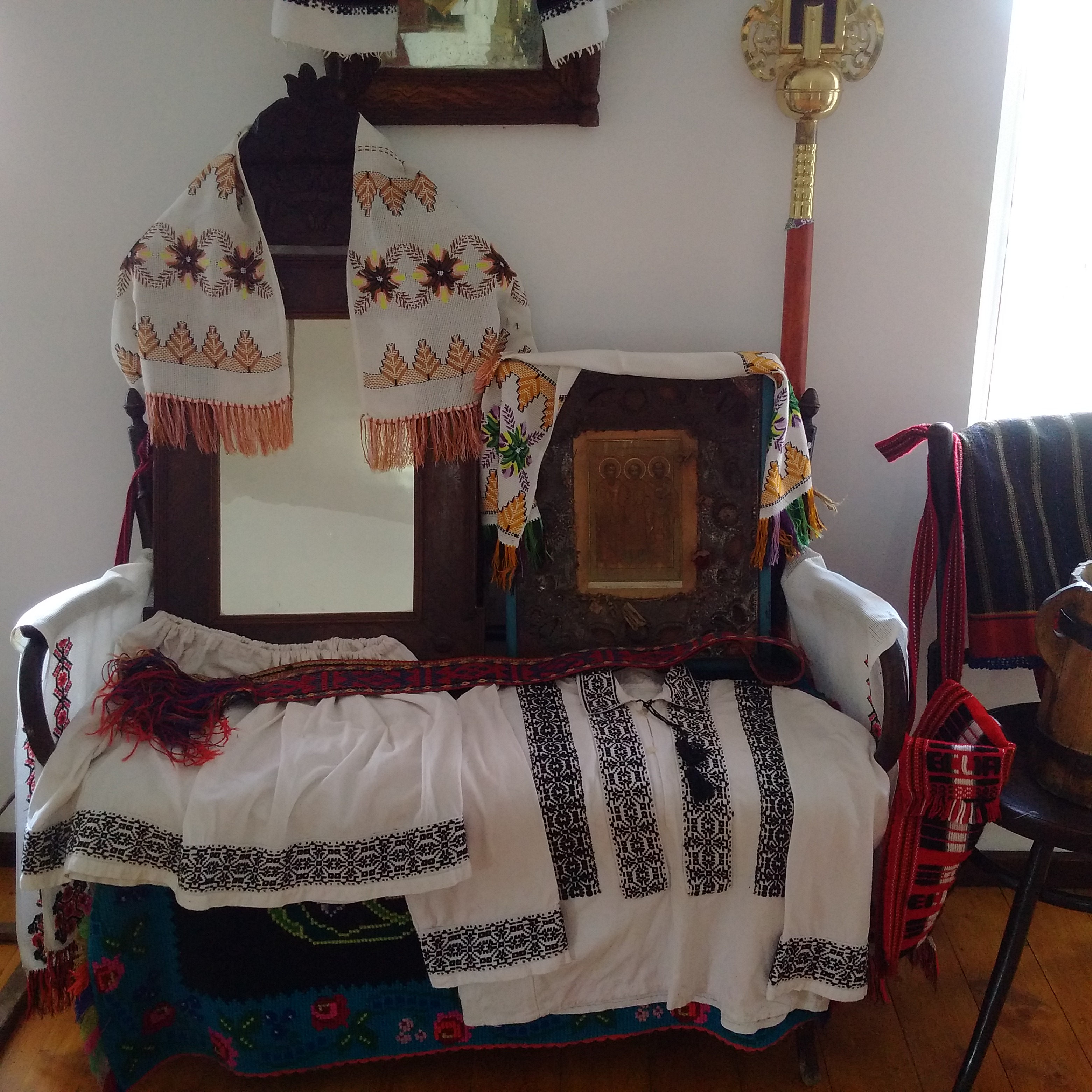 Sfinţire de casă praznicală la Biserica „Sfinţii Voievozi Mihail şi Gavriil” - Dersca 1