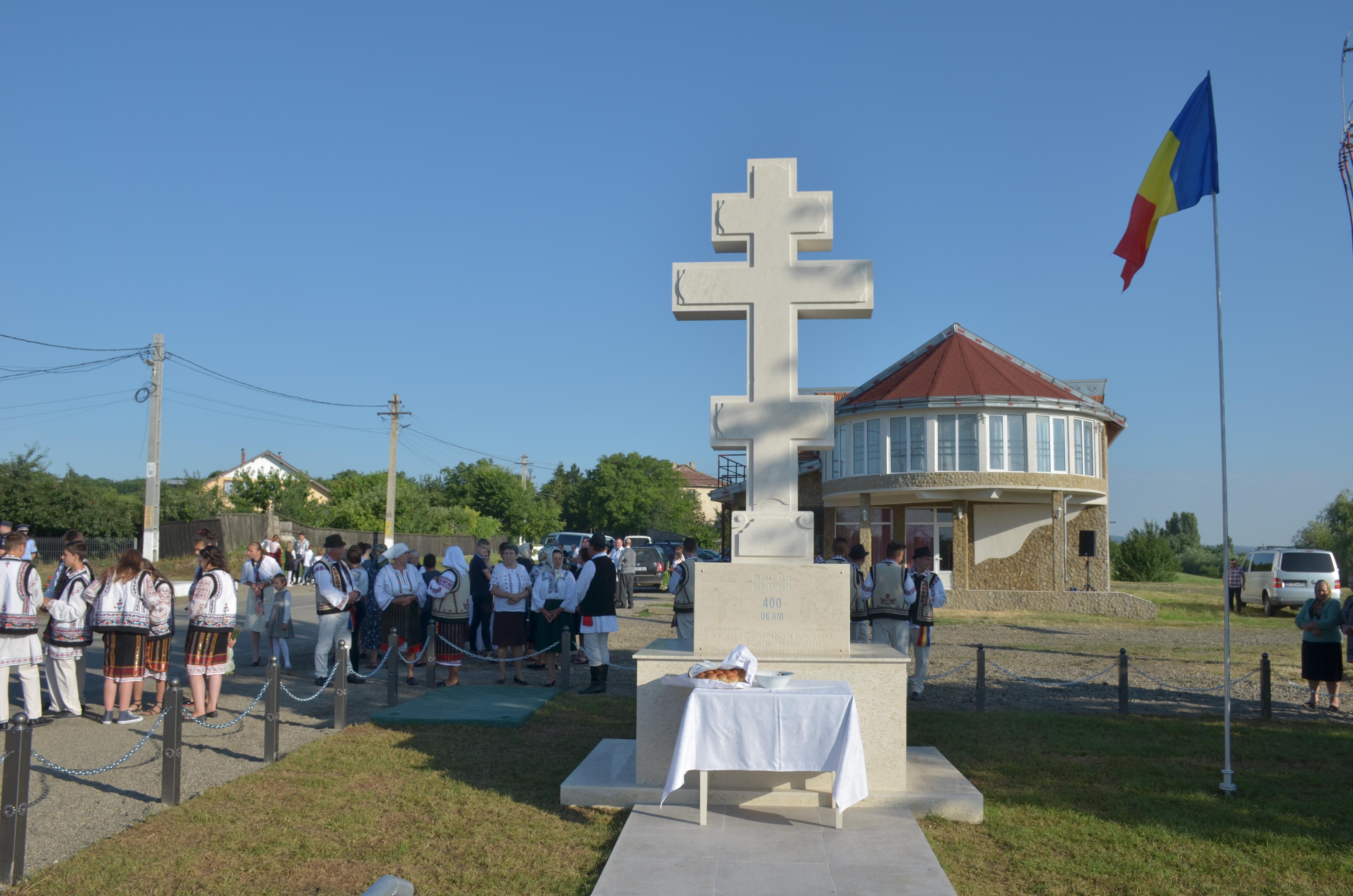 Troiţă ridicată în memoria eroilor la Scobinţi, sfințită de IPS Mitropolit Teofan Troiţă ridicată în memoria eroilor la Scobinţi, sfințită de IPS Mitropolit Teofan