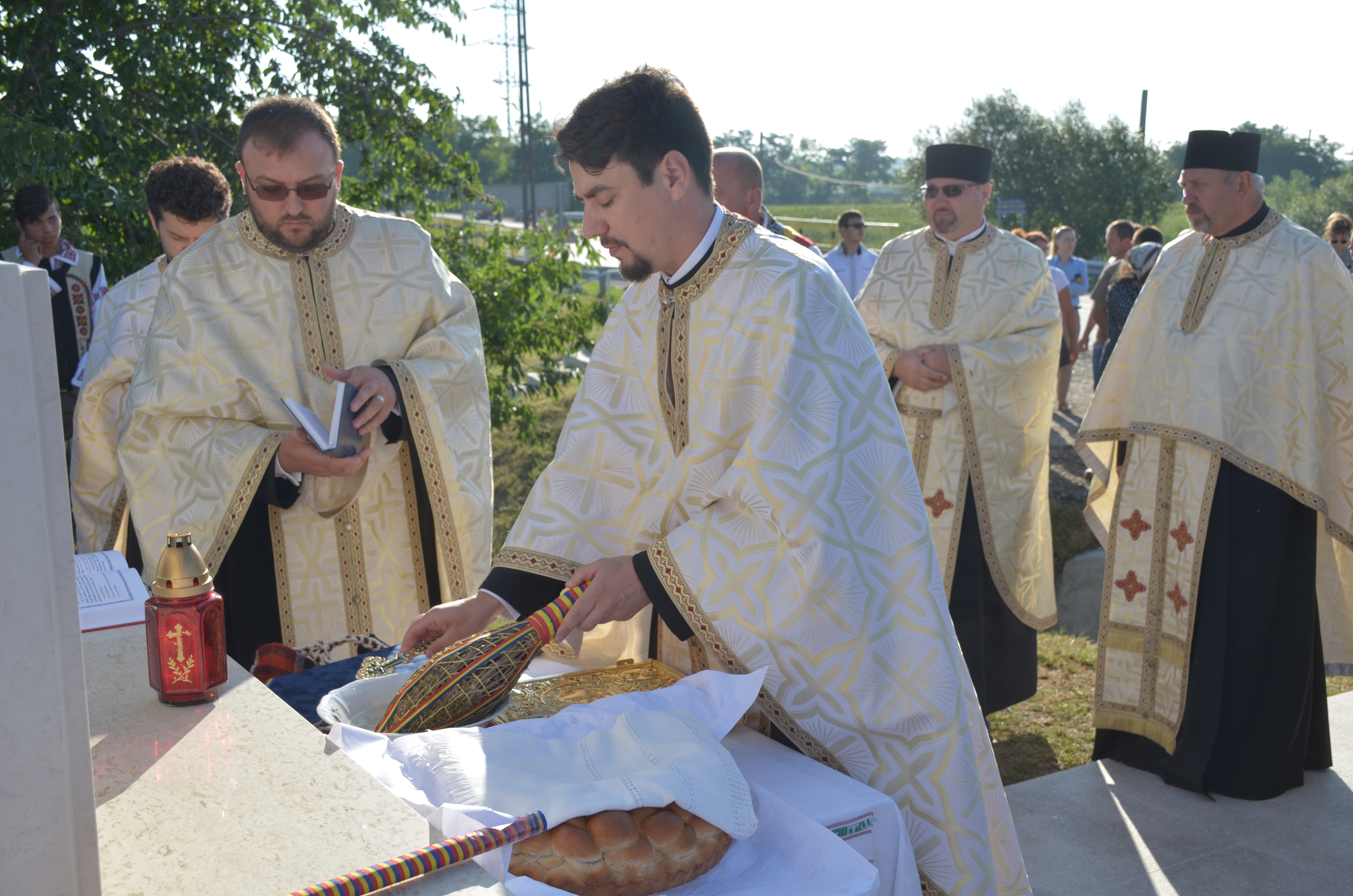 Troiţă ridicată în memoria eroilor la Scobinţi, sfințită de IPS Mitropolit Teofan Troiţă ridicată în memoria eroilor la Scobinţi, sfințită de IPS Mitropolit Teofan