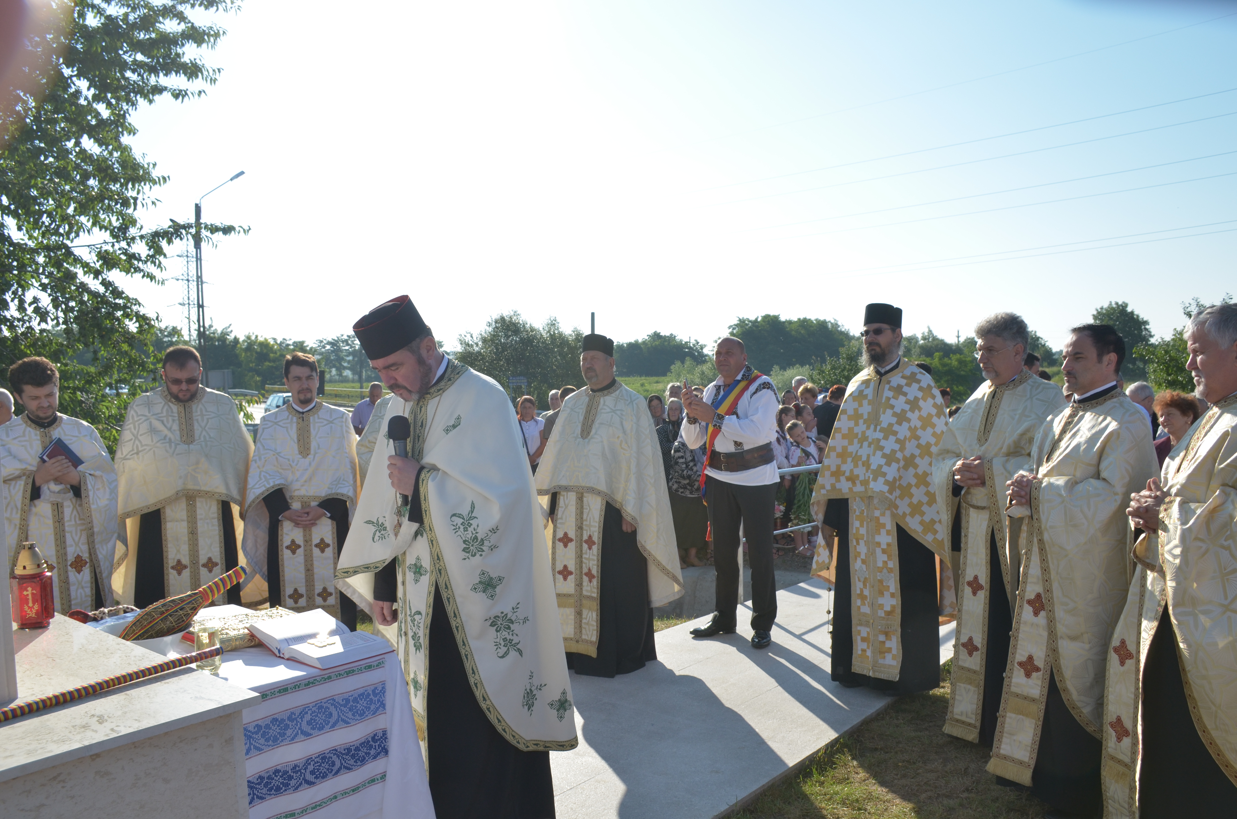 Troiţă ridicată în memoria eroilor la Scobinţi, sfințită de IPS Mitropolit Teofan Troiţă ridicată în memoria eroilor la Scobinţi, sfințită de IPS Mitropolit Teofan