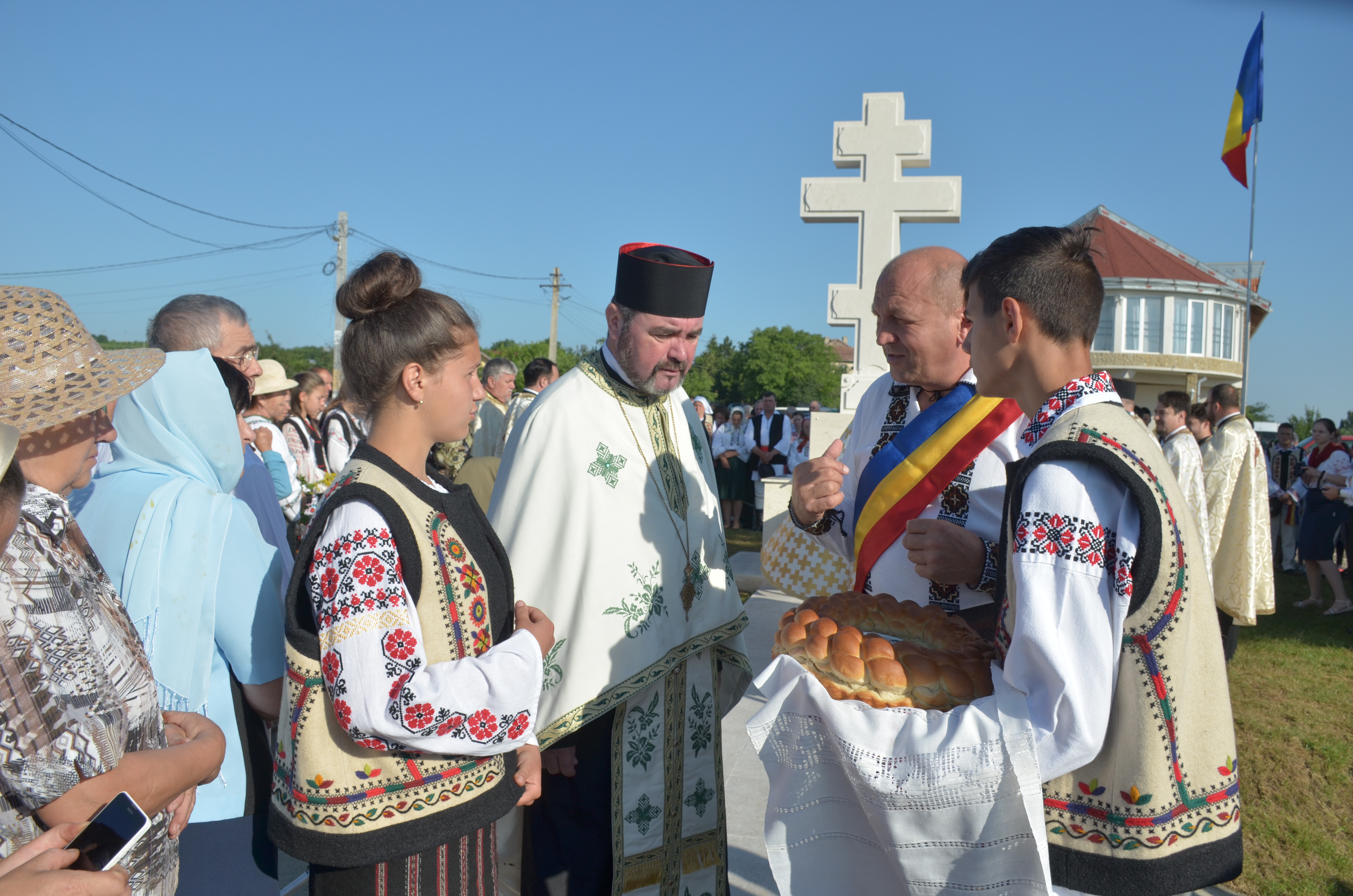 Troiţă ridicată în memoria eroilor la Scobinţi, sfințită de IPS Mitropolit Teofan Troiţă ridicată în memoria eroilor la Scobinţi, sfințită de IPS Mitropolit Teofan
