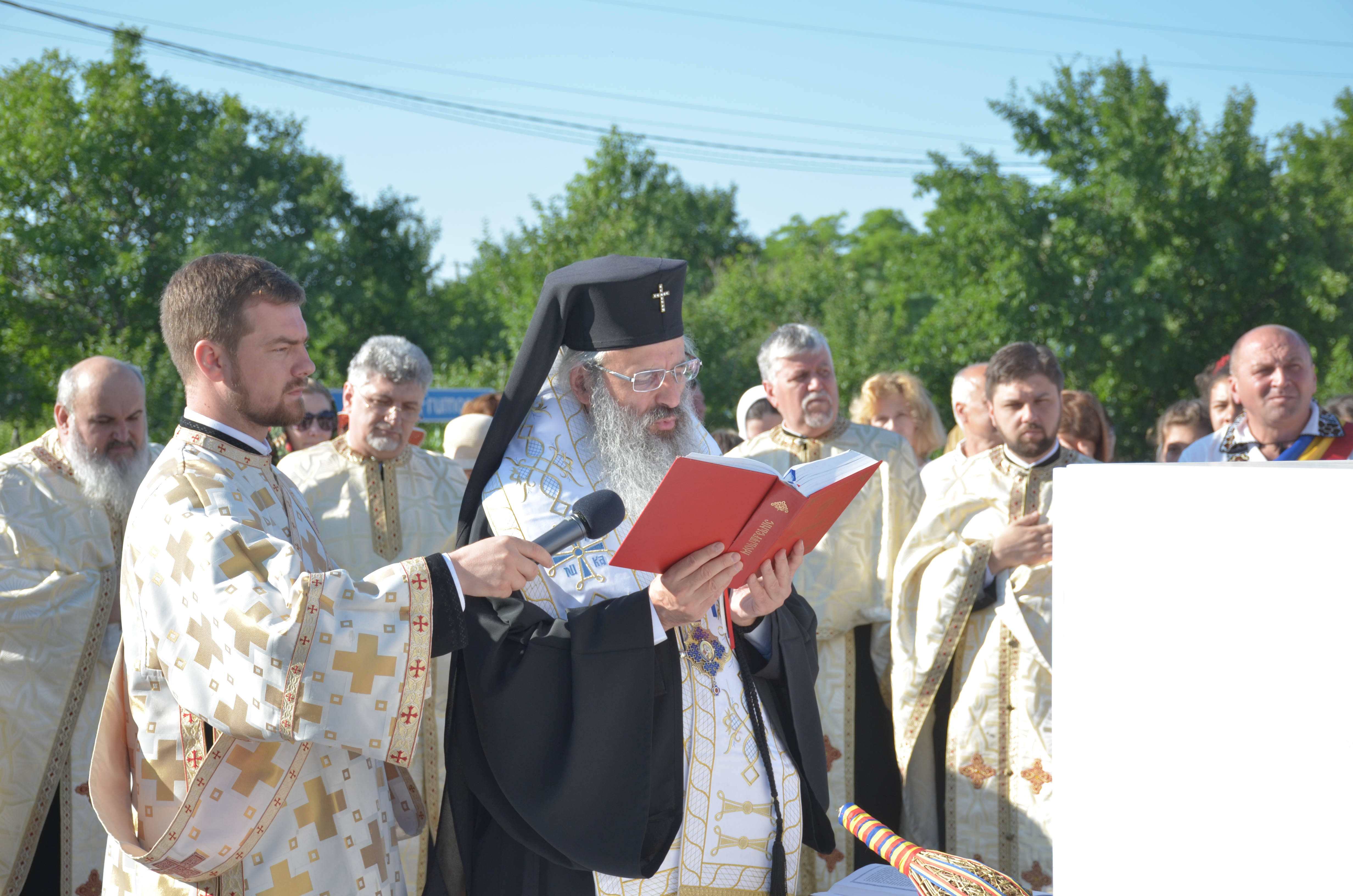 Troiţă ridicată în memoria eroilor la Scobinţi, sfințită de IPS Mitropolit Teofan Troiţă ridicată în memoria eroilor la Scobinţi, sfințită de IPS Mitropolit Teofan