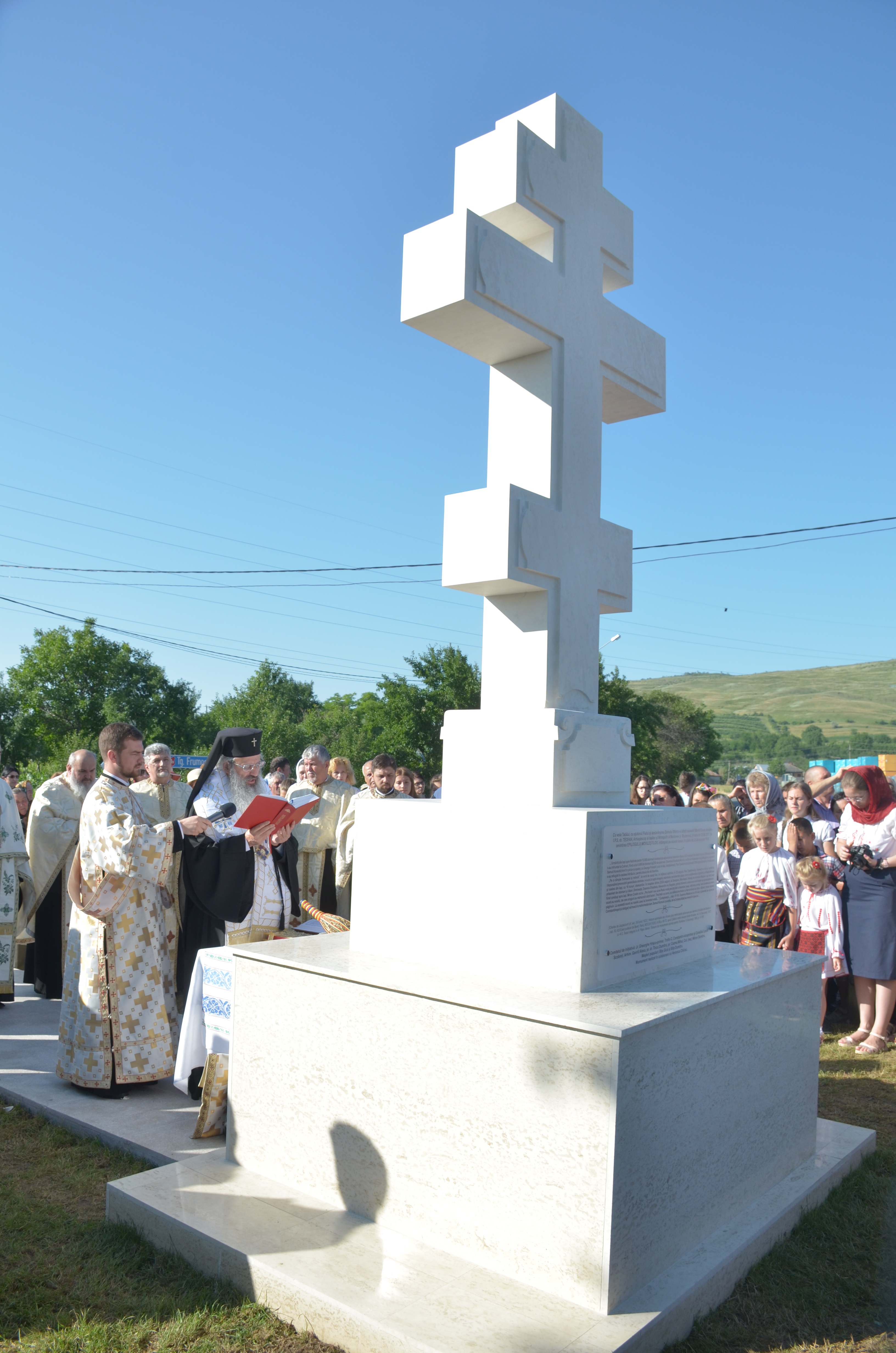 Troiţă ridicată în memoria eroilor la Scobinţi, sfințită de IPS Mitropolit Teofan Troiţă ridicată în memoria eroilor la Scobinţi, sfințită de IPS Mitropolit Teofan