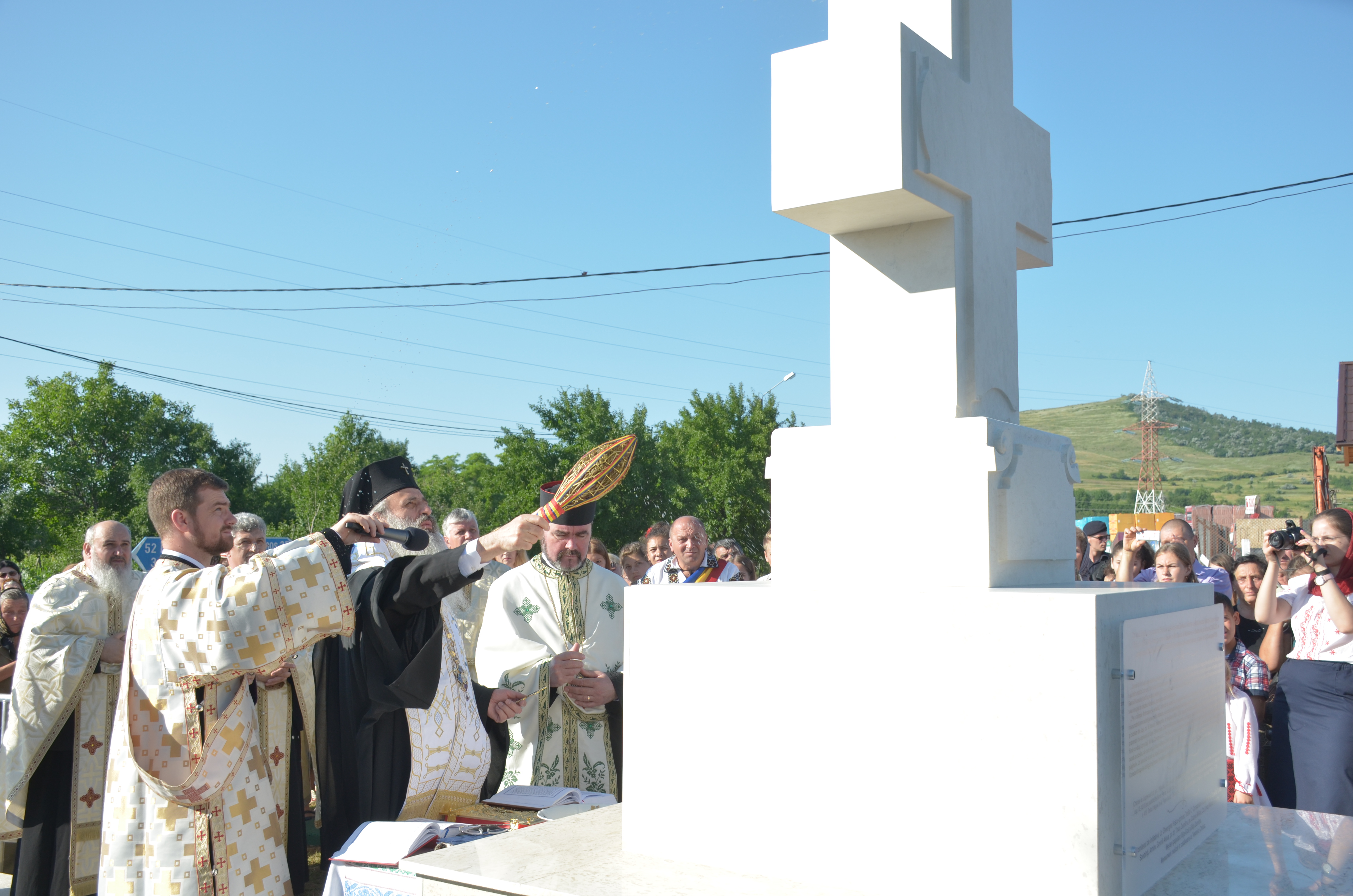 Troiţă ridicată în memoria eroilor la Scobinţi, sfințită de IPS Mitropolit Teofan