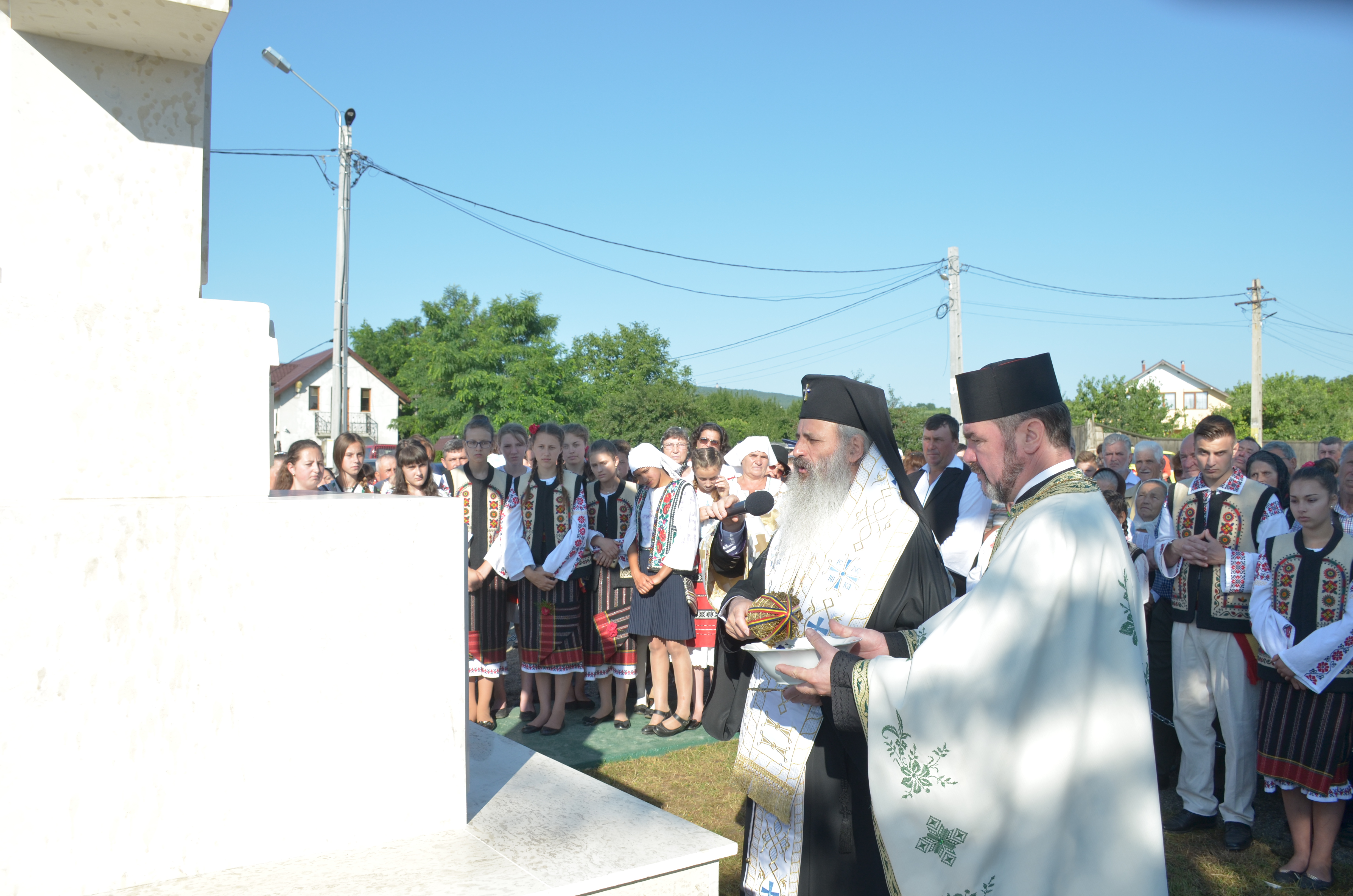 Troiţă ridicată în memoria eroilor la Scobinţi, sfințită de IPS Mitropolit Teofan Troiţă ridicată în memoria eroilor la Scobinţi, sfințită de IPS Mitropolit Teofan