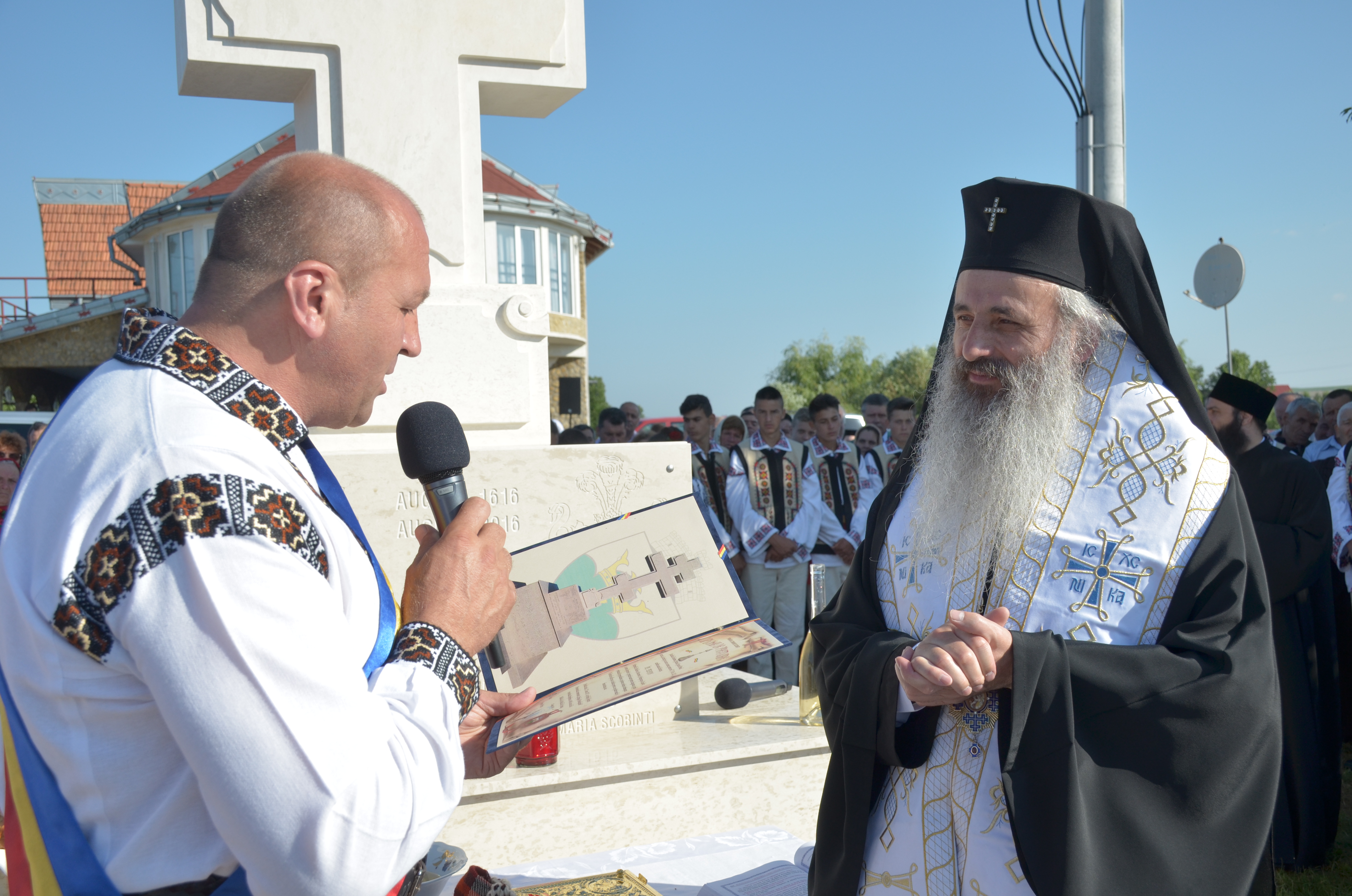 Troiţă ridicată în memoria eroilor la Scobinţi, sfințită de IPS Mitropolit Teofan Troiţă ridicată în memoria eroilor la Scobinţi, sfințită de IPS Mitropolit Teofan