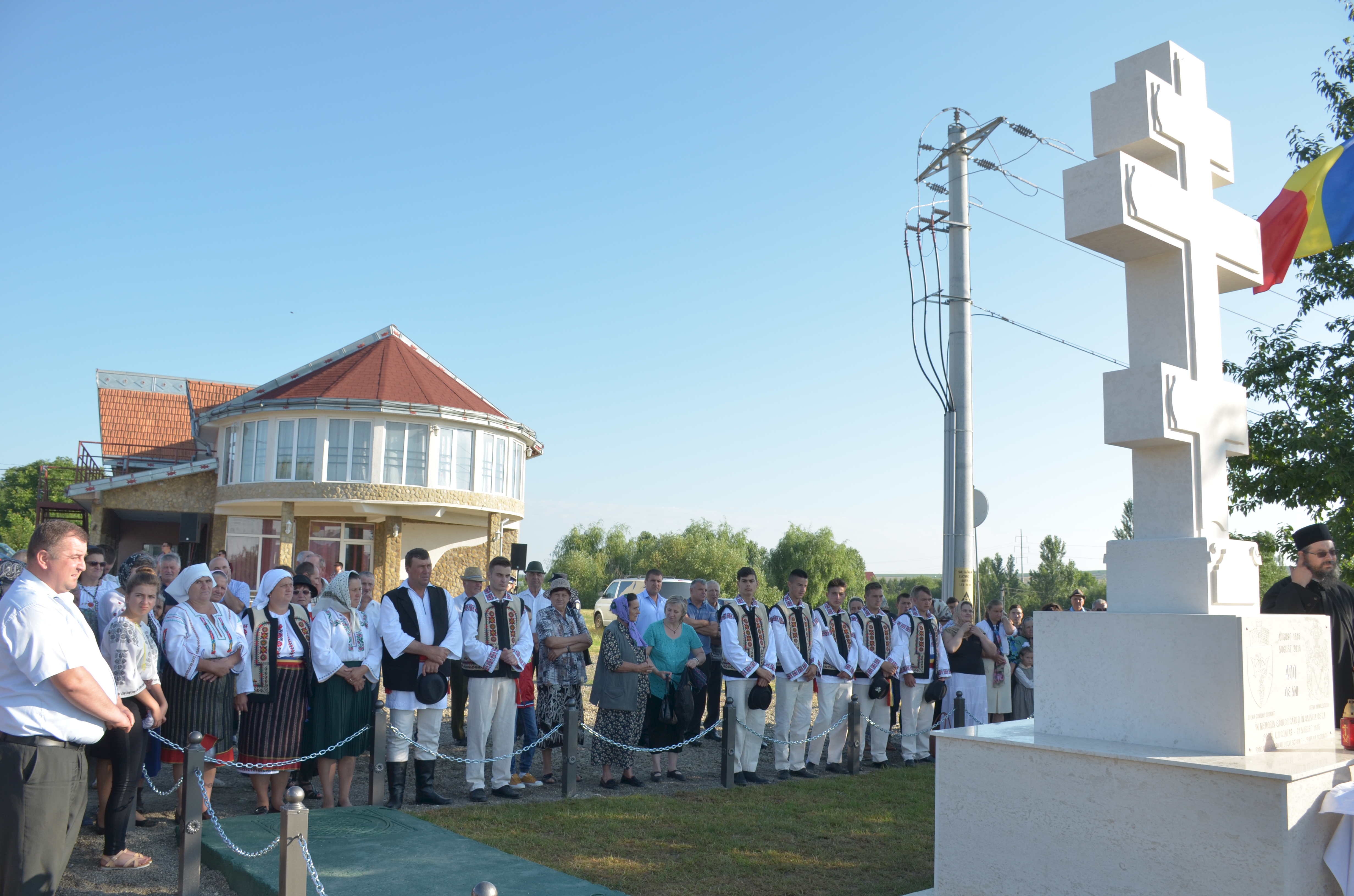 Troiţă ridicată în memoria eroilor la Scobinţi, sfințită de IPS Mitropolit Teofan Troiţă ridicată în memoria eroilor la Scobinţi, sfințită de IPS Mitropolit Teofan