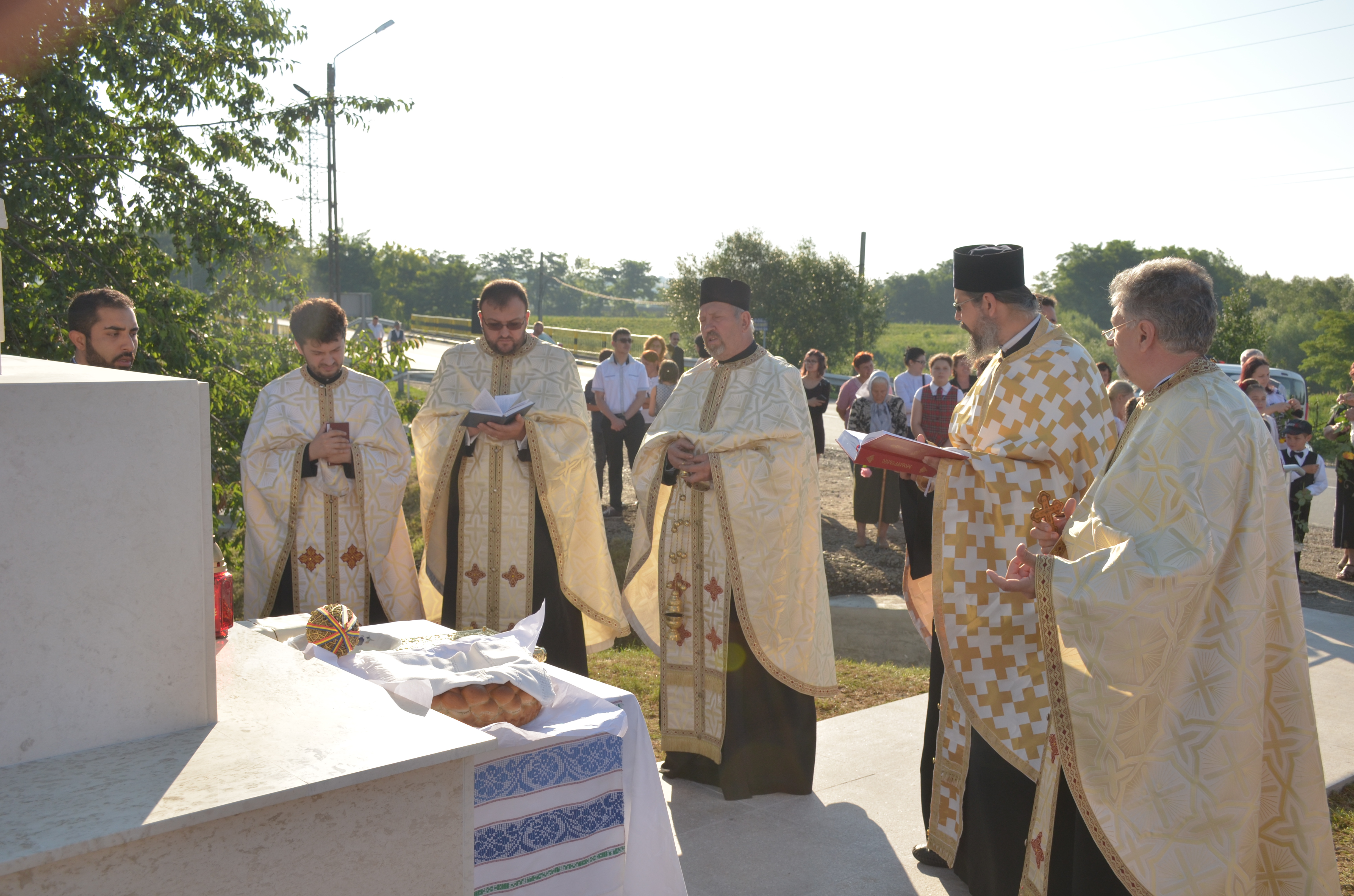 Troiţă ridicată în memoria eroilor la Scobinţi, sfințită de IPS Mitropolit Teofan Troiţă ridicată în memoria eroilor la Scobinţi, sfințită de IPS Mitropolit Teofan