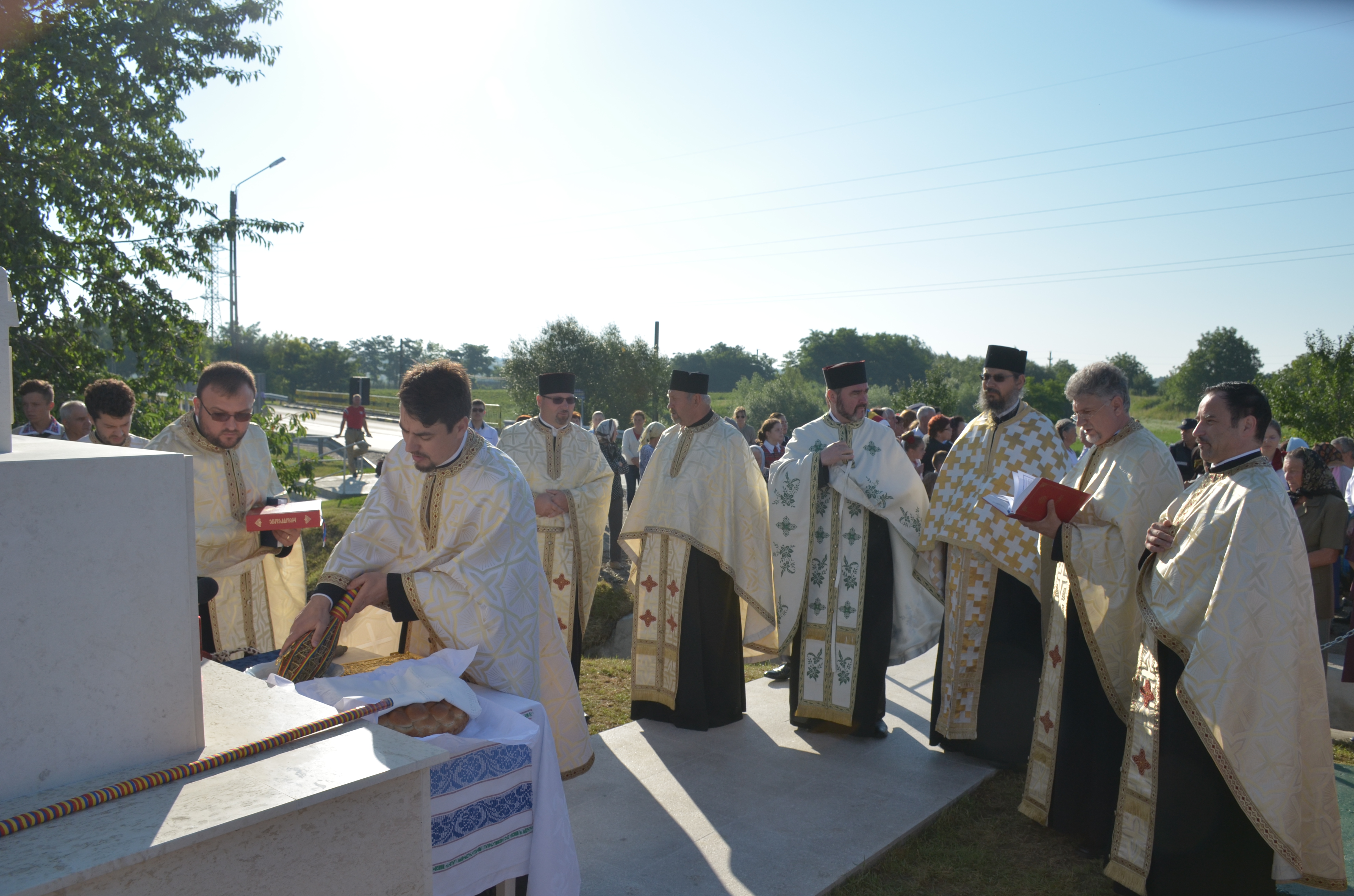 Troiţă ridicată în memoria eroilor la Scobinţi, sfințită de IPS Mitropolit Teofan Troiţă ridicată în memoria eroilor la Scobinţi, sfințită de IPS Mitropolit Teofan